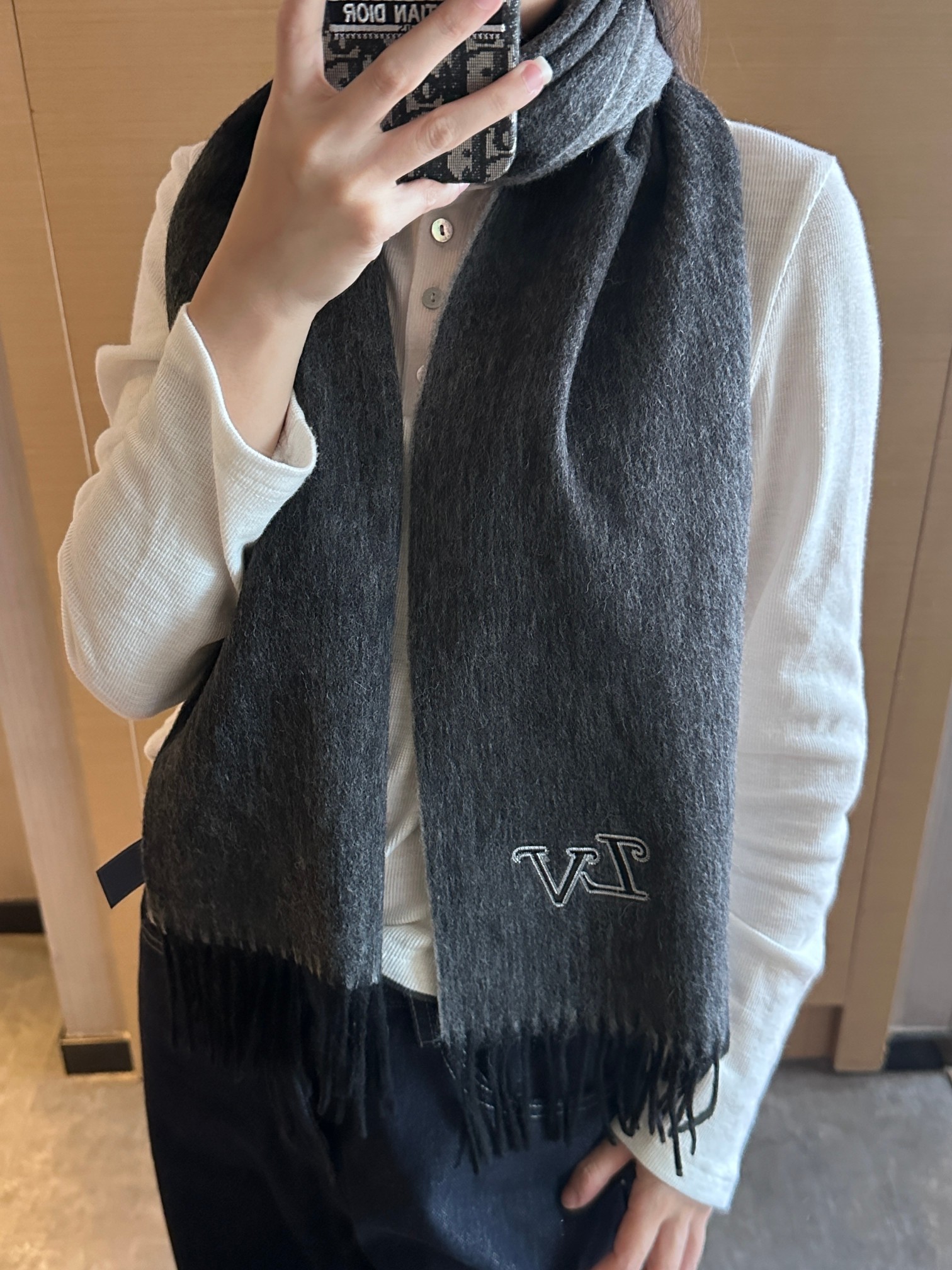 NO:581534,The green scarf is crazy beautiful, so stylish and charming, a very elegant and fashionable autumn and winter item!  I really like it, it’s a very classic men’s design. The men’s items are small but refined, and the feel is really amazing. The effect on the upper body is really good, no matter how you wear it, it looks good!  !  This style is really worth buying with your eyes closed, and it can be easily worn by any age group!  !  !  30*180cm high version scarf, high version scarf, louis vuitton19860909Lv围巾好看的要疯掉了,太有型太有魅力了非常斯文时尚的秋冬单品！真的很喜欢,非常Classical的男款设计.男人的东西少而精手感真的绝了上身效果真的随便怎么围都好看！！这种款式真的闭着眼买,任何年龄层都轻松驾驭！！！30*180cm高版本围巾,高版本围巾,louis vuitton,scarf