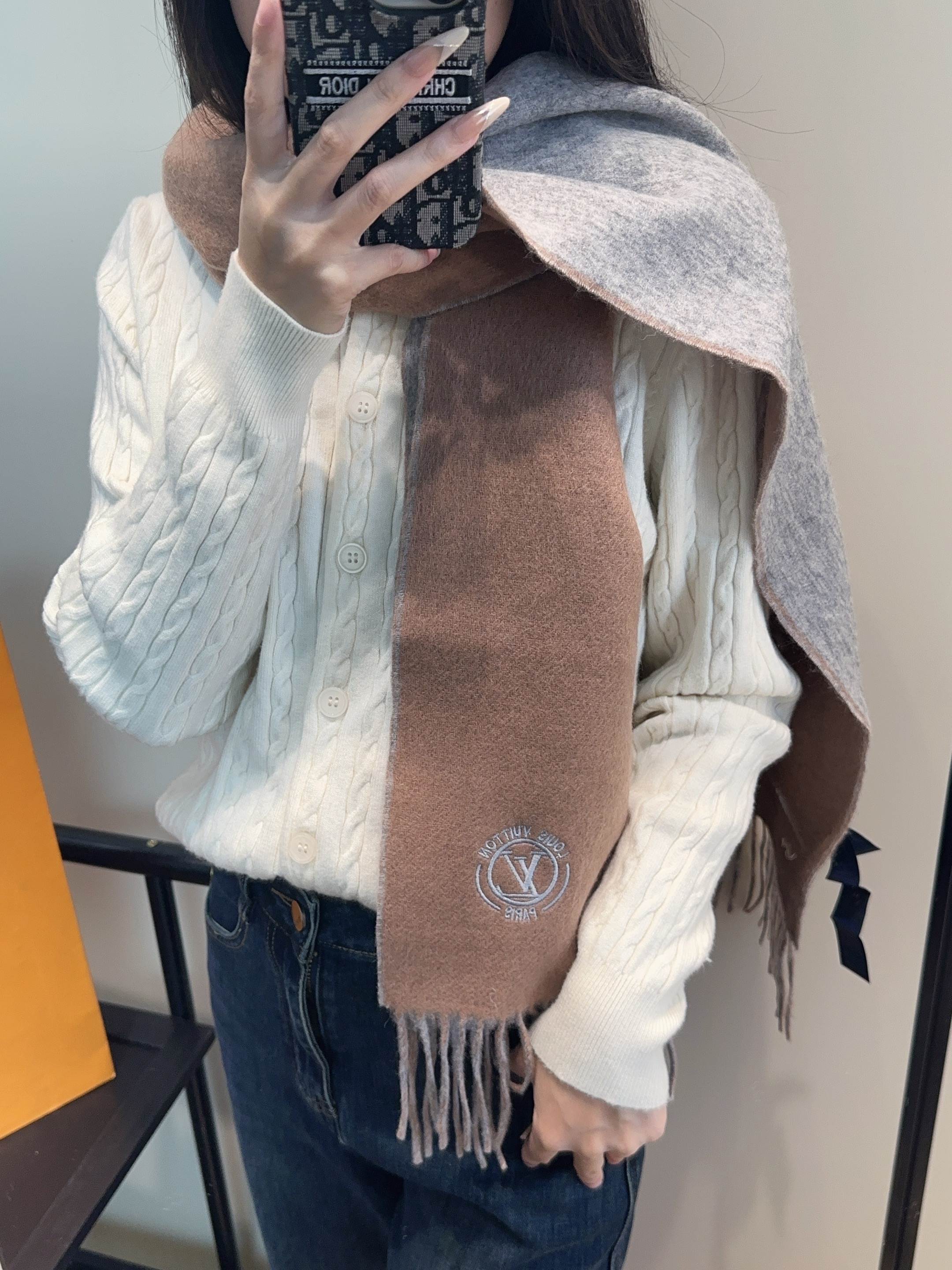 NO:581541,The green scarf is crazy beautiful, so stylish and charming, a very elegant and fashionable autumn and winter item!  I really like it, it’s a very classic men’s design. The men’s items are small but refined, and the feel is really amazing. The effect on the upper body is really good, no matter how you wear it, it looks good!  !  This style is really worth buying with your eyes closed, and it can be easily worn by any age group!  !  !  30*180cm high version scarf, high version scarf, louis vuitton19860909Lv围巾好看的要疯掉了,太有型太有魅力了非常斯文时尚的秋冬单品！真的很喜欢,非常Classical的男款设计.男人的东西少而精手感真的绝了上身效果真的随便怎么围都好看！！这种款式真的闭着眼买,任何年龄层都轻松驾驭！！！30*180cm高版本围巾,高版本围巾,louis vuitton,scarf