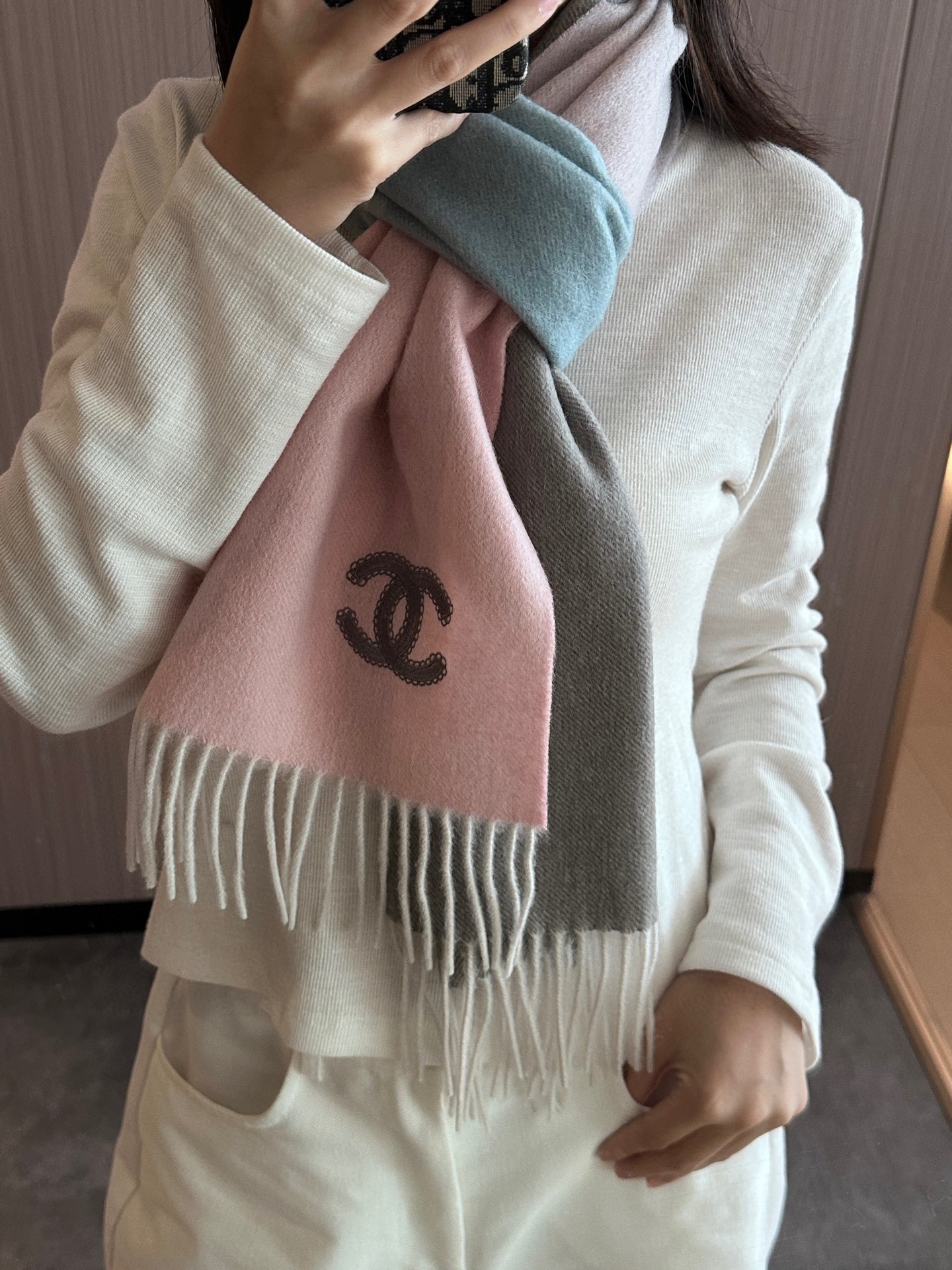 NO:574670,【Chanel·  Rare and gentle color matching, super obsessed with low-key, quiet and elegant temperament] Highly recommended, high-end, comfortable and fashionable temperament, simple but not simple, full of big-name style, Super Amway, this soft scarf that touches the heart, gradient color matching design with eye-catching hollow classic horse-drawn carriage logo, the finishing touch is true without losing beauty, the pursuit of successful people, the color is definitely a bit unique and fairy-like, the absolute choice for couples, the color is elegant, not enchanting Specifications 35 x  180cm high version scarf, high version scarf, chanel19860909【香奈儿· 难得一见的温柔配色,超级迷恋气质低调恬静又不失优雅】重点推荐高级舒适时髦气质,简约却又不简单,大牌范十足,超级安利这款触动内心的柔美围巾,渐变拼色的颜色设计搭配抢眼的镂空经典马车标志,点睛之笔确又不失美感,成功人士的追求,色彩绝对有点独有的仙气,绝对的情侣款不二之选,颜色淡雅,不妖娆规格35 x 180cm高版本围巾,高版本围巾,chanel,scarf