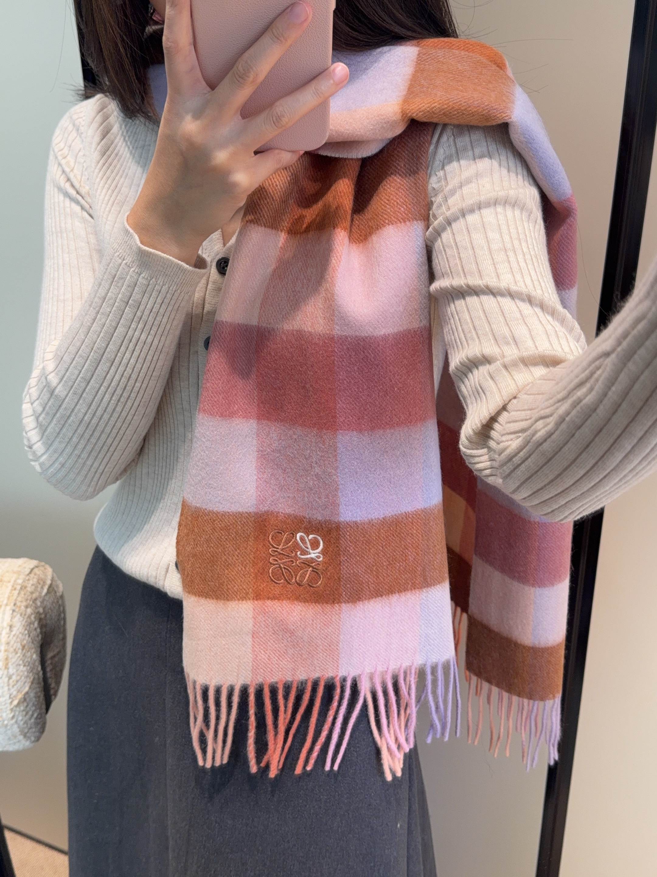 NO:587441,【Loewe ·  Loewe's rare and gentle color matching, low-key yet elegant] Highly recommend the double-sided color matching, a scarf with two styles, high-end, comfortable and fashionable temperament, a niche name, but full of big-name style, super Amway loewe this soft color that touches the heart  Beautiful scarf, extremely simple color with eye-catching color-changing logo, the finishing touch without losing the beauty, the pursuit of successful people, the color is absolute, a bit unique and fairy-like, the absolute choice for couples, the color is elegant, not enchanting, specifications 30x  180cm high version scarf, high version scarf, loewe, loewe19860909【Loewe · 罗意威难得一见的温柔配色,低调又不失优雅】重点推荐双面配色,一条围巾两种风格搭配,高级舒适时髦气质,名小众,却大牌范十足,超级安利loewe这款触动内心的柔美围巾,极其简单的颜色搭配抢眼的变色logo,点睛之笔确又不失美感,成功人士的追求,色彩绝对,有点独有的仙气,绝对的情侣款不二之选,颜色淡雅,不妖娆规格30x 180cm高版本围巾,高版本围巾,loewe,loewe,scarf