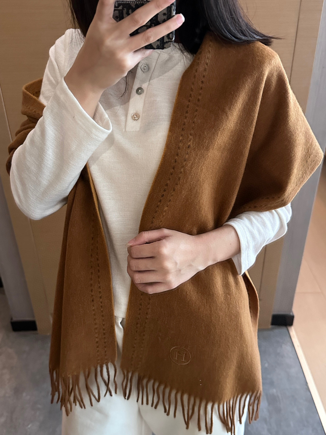 P130
2025年Hermes · 爱马仕，难得一见的温柔配色，低调又不失优雅❗️】重点推荐❗️双边配色，一条围巾两种风格搭配，高级舒适时髦气质，大牌范十足，超级安利❗️大H这款触动内心的柔美围巾，极其简单的颜色搭配低调的H刺绣logo，点睛之笔确又不失美感，成功人士的追求，色彩绝对💯，有点独有的仙气，绝对的情侣款不二之选，颜色淡雅，不妖娆❗️规格：35x 190cm❗️❗️