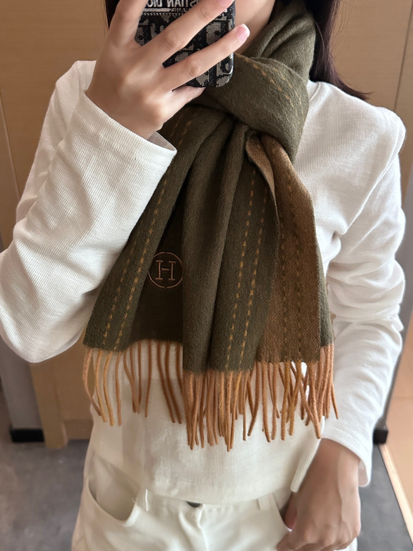 P130
2025年Hermes · 爱马仕，难得一见的温柔配色，低调又不失优雅❗️】重点推荐❗️双边配色，一条围巾两种风格搭配，高级舒适时髦气质，大牌范十足，超级安利❗️大H这款触动内心的柔美围巾，极其简单的颜色搭配低调的H刺绣logo，点睛之笔确又不失美感，成功人士的追求，色彩绝对💯，有点独有的仙气，绝对的情侣款不二之选，颜色淡雅，不妖娆❗️规格：35x 190cm❗️❗️