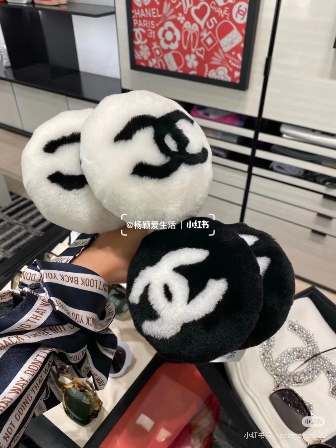 NO:618142,The world is white and rich, the same style as Internet celebrity stars. Chanel embroidered earmuffs, warm. The concave shape for daily skiing is simply awesome. Warm and cheering items. Good looks. Reserved in black and white and brown. Classic items that can be worn for a lifetime and will not go out of style. Gloves, gloves, chanel, gloves19860909人间白富美,网红明星同款 香奈儿刺绣耳罩,保暖 滑雪日常凹造型简直太赞了 保暖打气物件 高颜值 自留黑白棕三色 可以戴一辈子不过时的经典单品 手套,手套,chanel,gloves,accessory