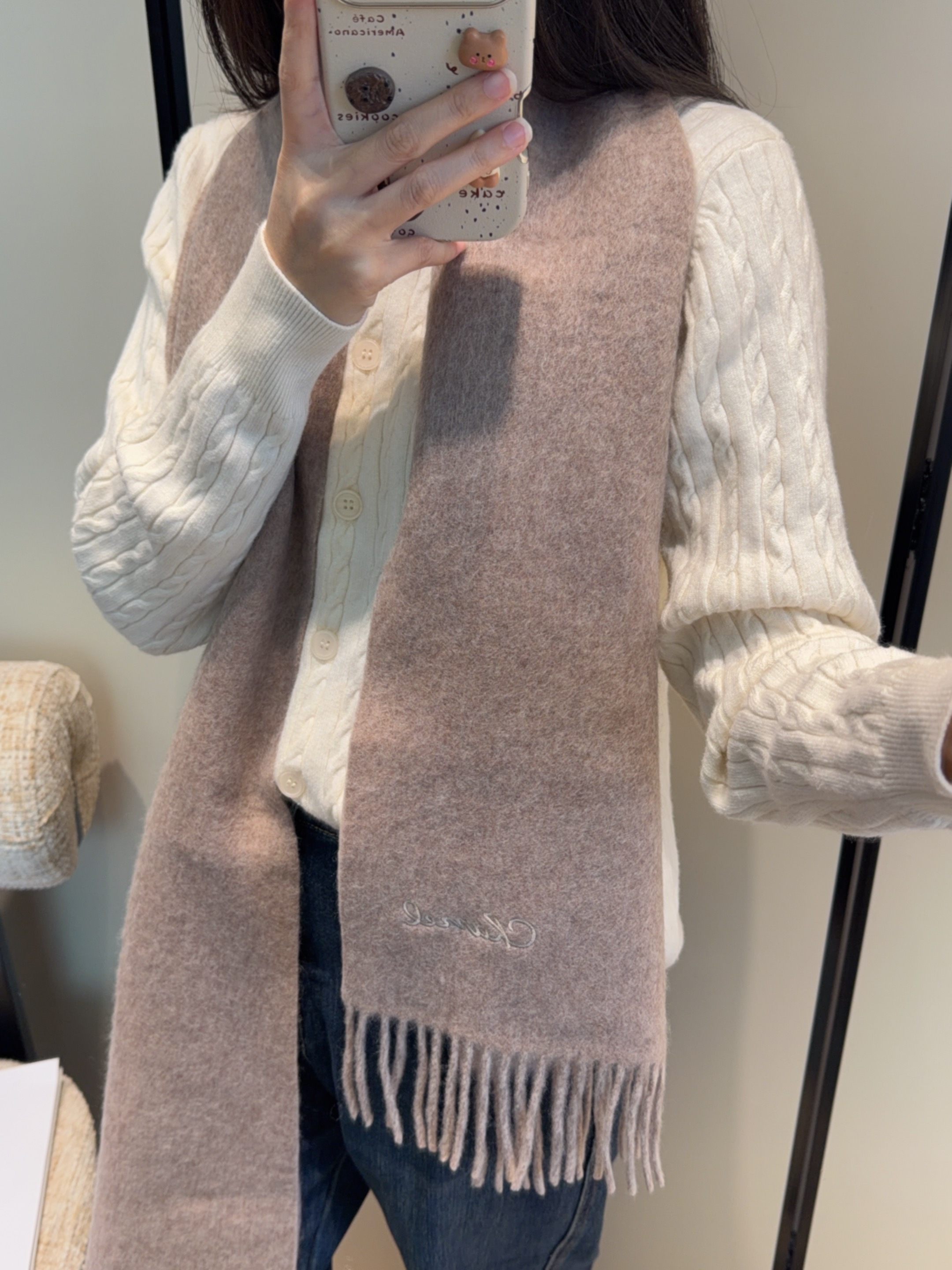 P160
香奈儿围巾❗️好看的要疯掉了，太有型太有魅力了❗️❗️非常斯文时尚的秋冬单品！真的很喜欢，非常Classical的男款设计。男人的东西少而精❗️手感真的绝了❗️上身效果真的随便怎么围都好看！！这种款式真的闭着眼买，任何年龄层都轻松驾驭！！！30*180cm