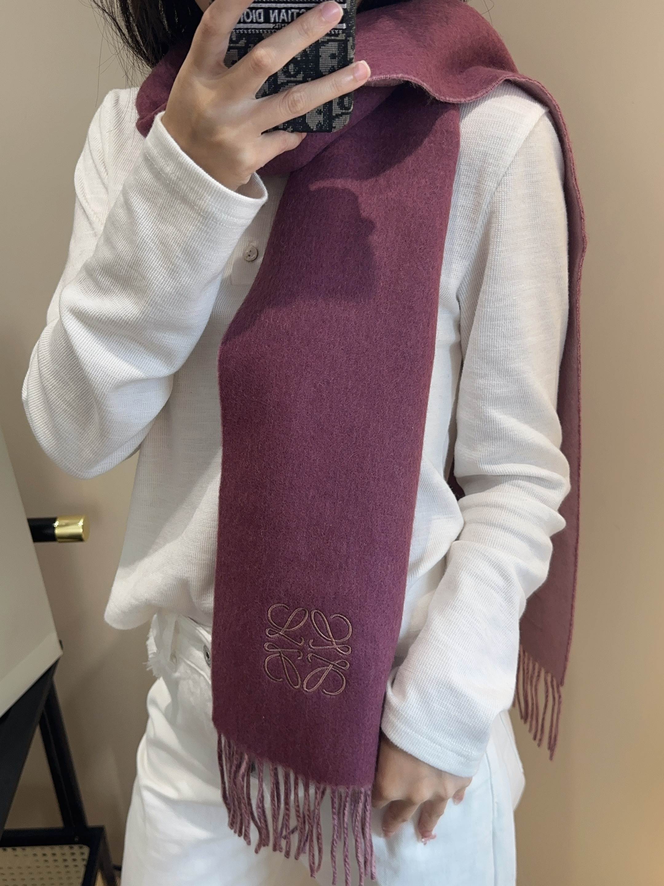 NO:619583,Loewe's couple model is so beautiful that it screams the latest British European and American style. It is also a fashionable and practical large scarf & long scarf. The contrasting colors are very coordinated. The scarf feels soft, fashionable and warm to wear, and stylish. For plaid lovers, don't miss it. The size is 30*164+8*2. Dear friends, hurry up and grab the higher version of the scarf, the higher version of the scarf, loewe19860909罗意威情侣款 美到要尖叫最新款英伦欧美范儿 又是一款即时尚又实用的大围巾&长巾,撞色的颜色搭配很协调,围巾手感柔软,戴起来时尚暖和,大气有范儿,格子控们,不要错过哦,尺寸30*164+8*2,亲们速度开抢高版本围巾,高版本围巾,loewe,scarf