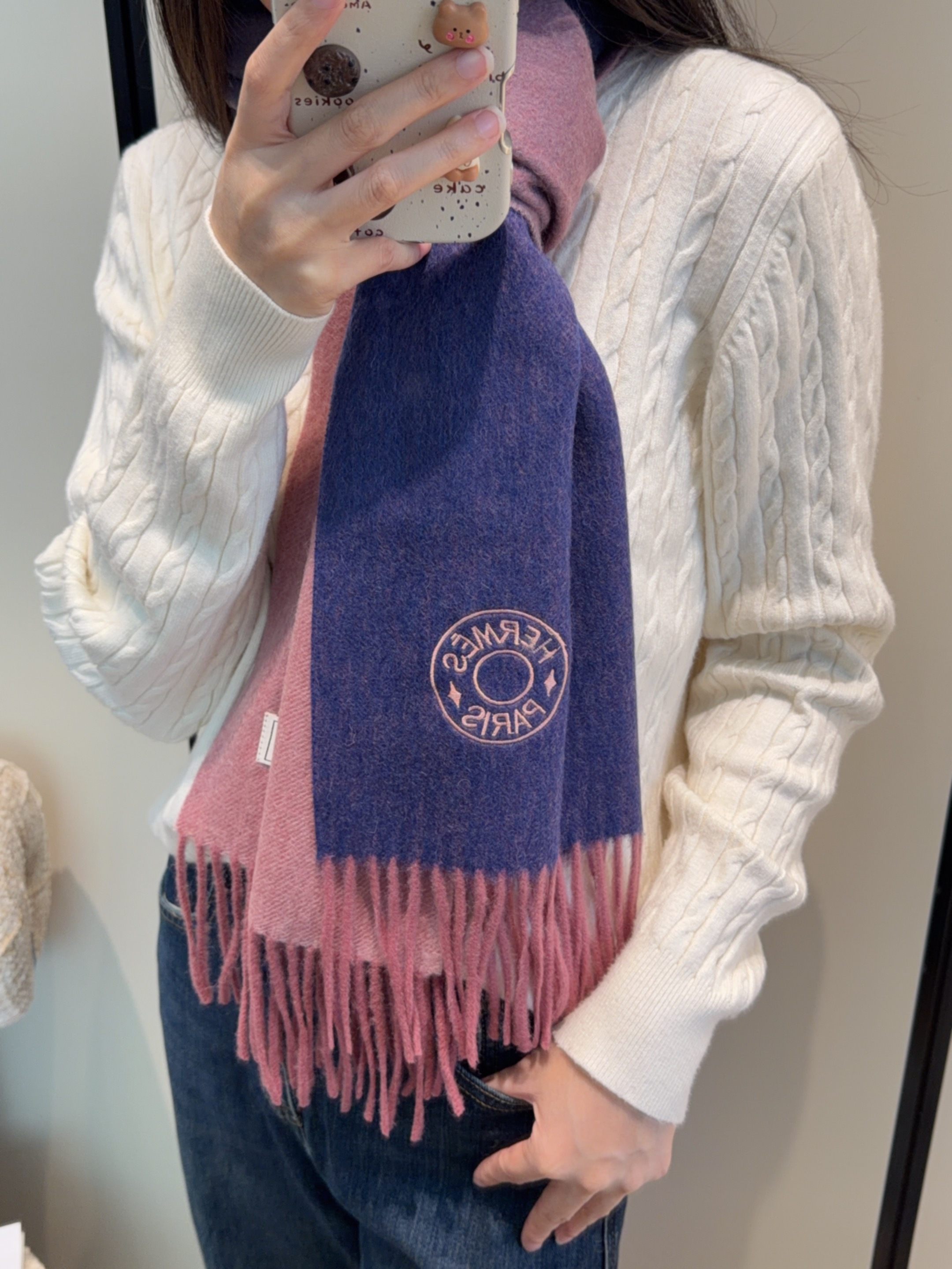 NO:619587,【Family benefits are coming!  !  Hermès high-end heavyweight men's scarf!  】An angry recommendation, excited~!  !  Be sure to get started quickly, synchronized counters, the most high-end men's models ~ difficult to craft, super soft and waxy gradient effect scarf!  Our price is really unbeatable!  Price feedback from my mother ~ I love the fabric, the velvet feel is really super comfortable in my hand!  Very soft, the upper body effect is unparalleled and beautiful. Medium thickness, very close to the neck~ Size specification 30*185cm high version scarf, high version scarf, hermes19860909【家属福利来了！！爱马仕高端重磅男士围巾！】怒赞推荐,激动~！！下手绝对要快,同步专柜,最高端的男士款~工艺难度大,超级无敌软糯 渐变效果围巾！我们这个价格真的无敌超值！亲妈价格回馈~面料大爱,握在手里绒感真的超级无敌舒服！非常柔软,上身效果无敌好看 中等厚度,非常亲脖子的一款~ 尺寸规格30*185cm高版本围巾,高版本围巾,hermes,scarf