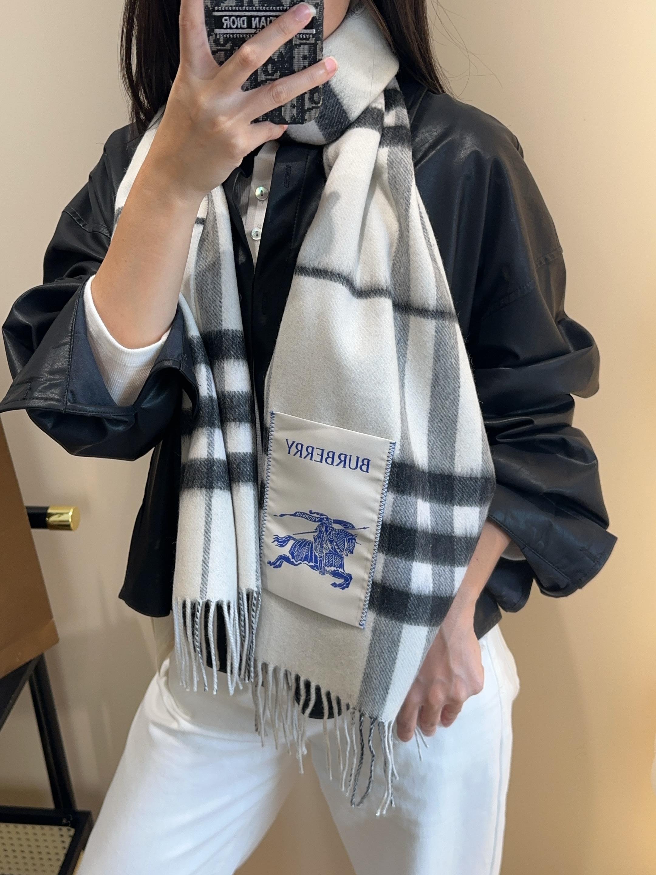 NO:619589,【Family benefits are coming!  !  Burberry's high-end heavyweight men's scarf!  】An angry recommendation, excited~!  !  Be sure to get started quickly, synchronized counters, the most high-end men's models ~ difficult to craft, super soft and waxy gradient effect scarf!  Our price is really unbeatable!  Price feedback from my mother ~ I love the fabric, the velvet feel is really super comfortable in my hand!  Very soft, the upper body effect is unparalleled and beautiful. Medium thickness, very close to the neck~ Size specification 30*185cm high version scarf, high version scarf, burberry19860909【家属福利来了！！巴宝莉高端重磅男士围巾！】怒赞推荐,激动~！！下手绝对要快,同步专柜,最高端的男士款~工艺难度大,超级无敌软糯 渐变效果围巾！我们这个价格真的无敌超值！亲妈价格回馈~面料大爱,握在手里绒感真的超级无敌舒服！非常柔软,上身效果无敌好看 中等厚度,非常亲脖子的一款~ 尺寸规格30*185cm高版本围巾,高版本围巾,burberry,scarf