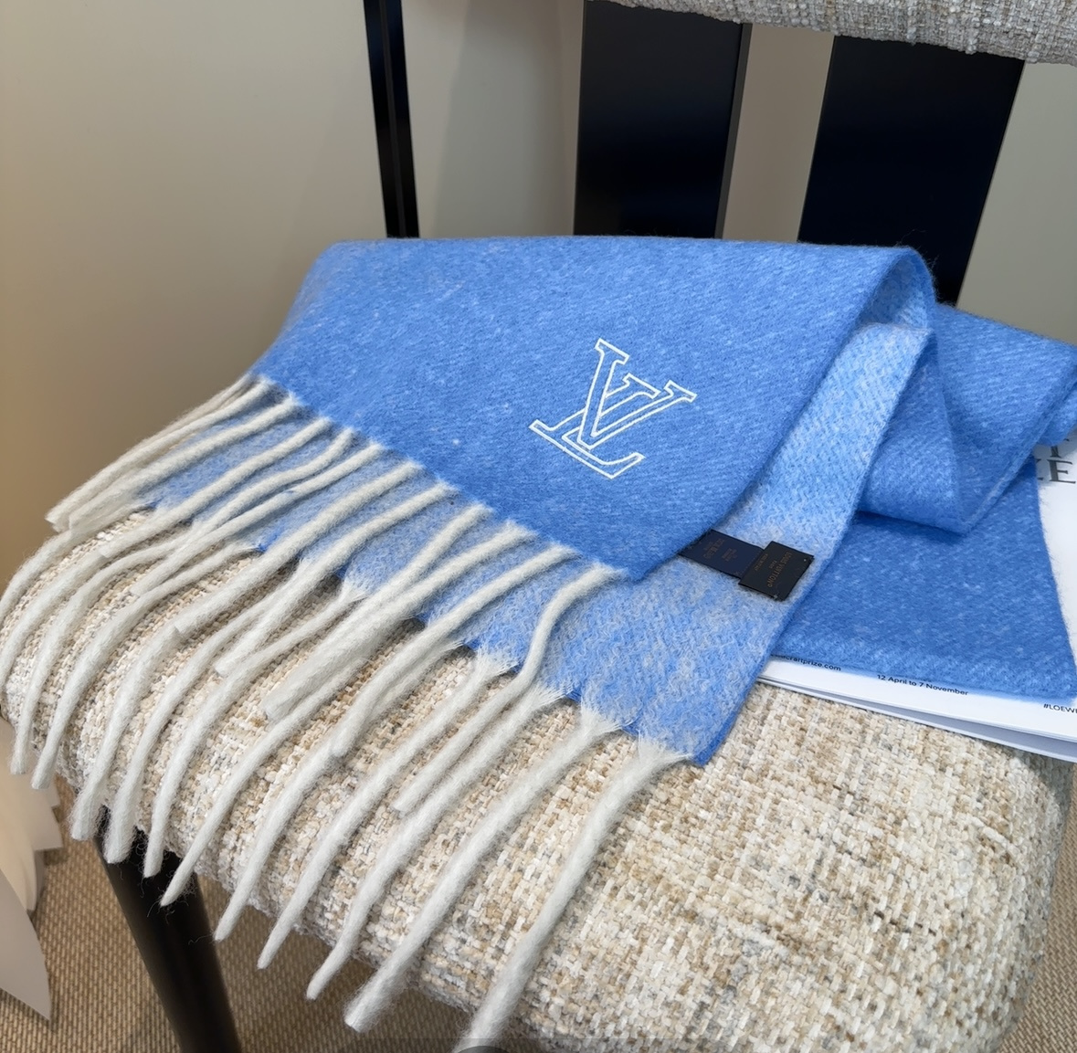 P175
Lv超美新款马海毛围巾！超级推荐入手！】质感好货！主打的马海毛围巾~据说超难买哦！！打了好多次版！终于出货  最接近原版  进出专柜无压力👍🏻做工非常精致，很有分量，我们的价格真的超级值！这个围巾最大的感触就是:超级柔软舒服，并且很有空气蓬松感！！！马海毛特殊工艺特有的质感真的太美了！数量有限，不保证随时有货~只要经济允许，任意收！！狂不挑人，狂气质！谁围谁有气质！！真的希望大家不要错过这样的款式。    40*185   225g   50%马海毛  48%羊毛   2%锦纶