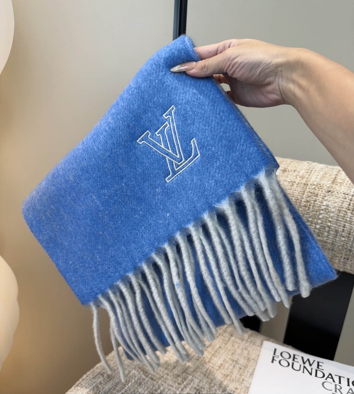 P175
Lv超美新款马海毛围巾！超级推荐入手！】质感好货！主打的马海毛围巾~据说超难买哦！！打了好多次版！终于出货  最接近原版  进出专柜无压力👍🏻做工非常精致，很有分量，我们的价格真的超级值！这个围巾最大的感触就是:超级柔软舒服，并且很有空气蓬松感！！！马海毛特殊工艺特有的质感真的太美了！数量有限，不保证随时有货~只要经济允许，任意收！！狂不挑人，狂气质！谁围谁有气质！！真的希望大家不要错过这样的款式。    40*185   225g   50%马海毛  48%羊毛   2%锦纶