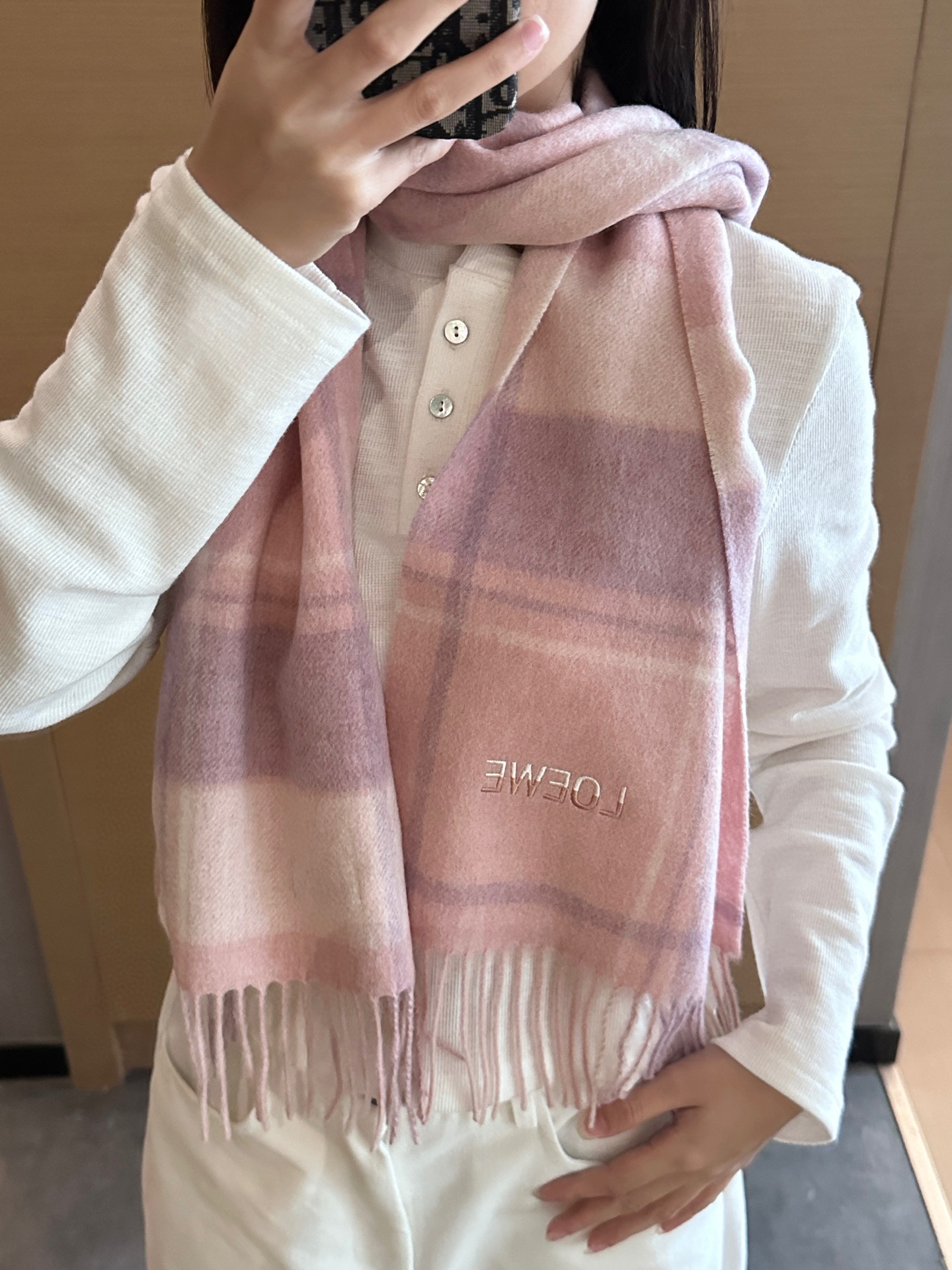 NO:619595,【Loewe ·  Loewe's rare and gentle color matching, low-key yet elegant] Highly recommend the double-sided color matching, a scarf with two styles, high-end, comfortable and fashionable temperament, a niche name, but full of big-name style, super Amway loewe this soft color that touches the heart  Beautiful scarf, extremely simple color with eye-catching color-changing logo, the finishing touch without losing the beauty, the pursuit of successful people, the color is absolute, a bit unique and fairy-like, the absolute choice for couples, the color is elegant, not enchanting, specifications 30x  180cm high version scarf, high version scarf, loewe, loewe19860909【Loewe · 罗意威难得一见的温柔配色,低调又不失优雅】重点推荐双面配色,一条围巾两种风格搭配,高级舒适时髦气质,名小众,却大牌范十足,超级安利loewe这款触动内心的柔美围巾,极其简单的颜色搭配抢眼的变色logo,点睛之笔确又不失美感,成功人士的追求,色彩绝对,有点独有的仙气,绝对的情侣款不二之选,颜色淡雅,不妖娆规格30x 180cm高版本围巾,高版本围巾,loewe,loewe,scarf