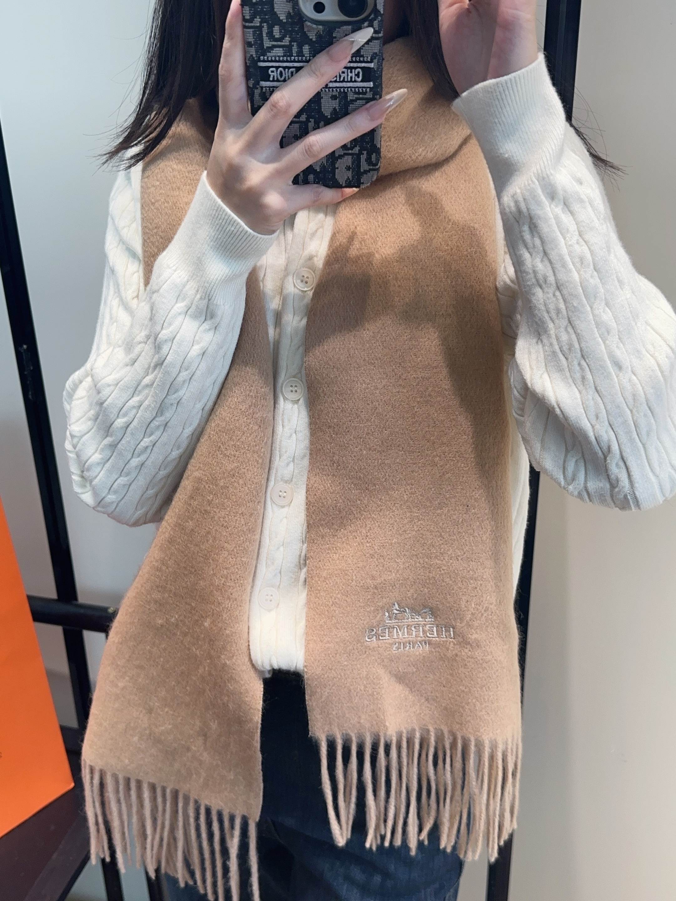 P 145
【▪️家属福利来了!!爱马仕高端重磅男士围巾!】怒赞推荐,激动~!!下手绝对要快,同步专柜,最高端的男士款~工艺难度大,超级无敌软糯 渐变效果围巾!我们这个价格真的无敌超值!亲妈价格回馈~面料大爱,握在手里绒感真的超级无敌舒服!非常柔软,上身效果无敌好看‼️ 中等厚度,非常亲脖子的一款~
尺寸规格30*185cm