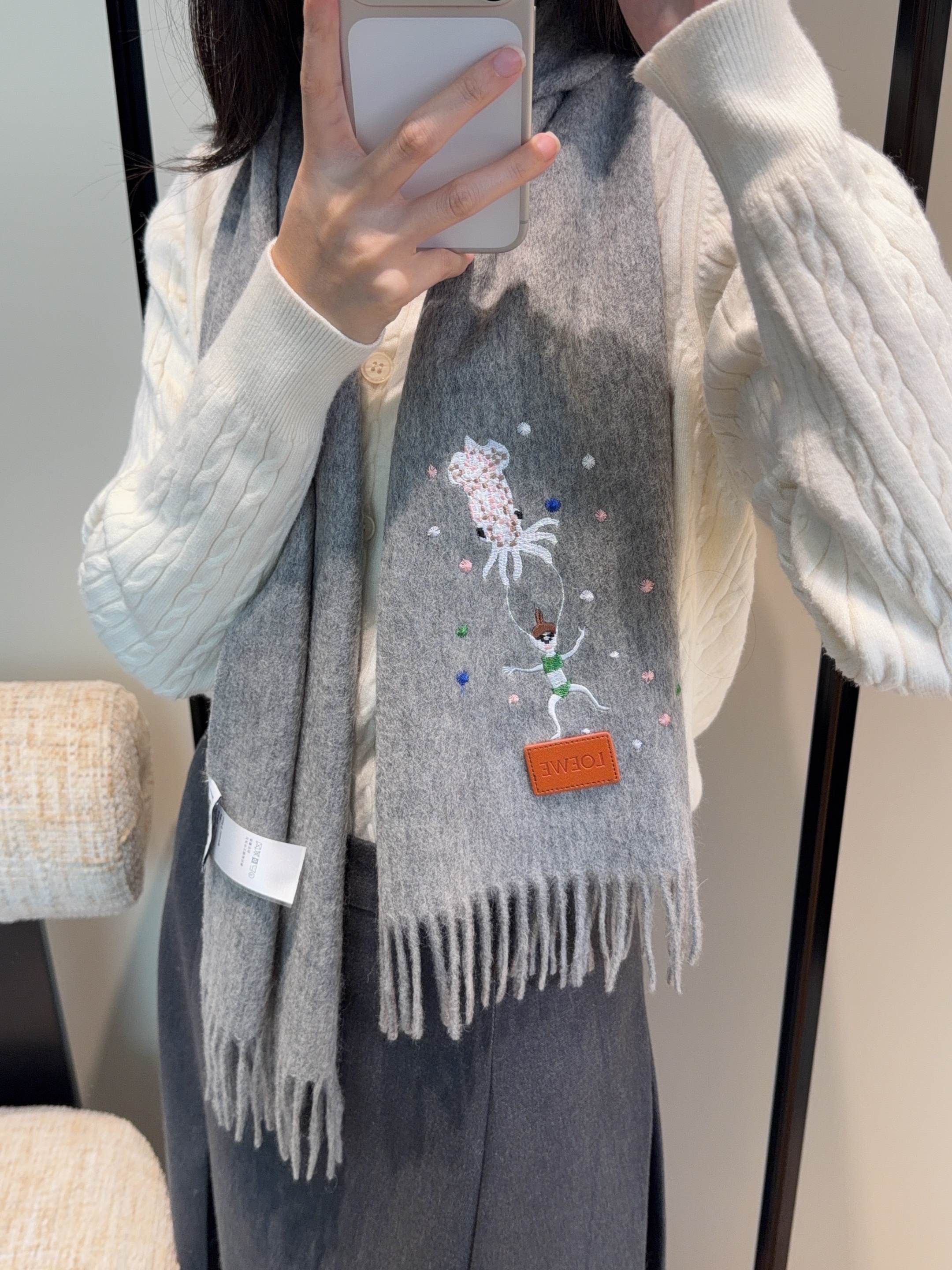 NO:619503,【Loewe ·  Loewe's rare and gentle color matching, low-key yet elegant] Highly recommend the double-sided color matching, a scarf with two styles, high-end, comfortable and fashionable temperament, a niche name, but full of big-name style, super Amway loewe this soft color that touches the heart  Beautiful scarf, extremely simple color with eye-catching color-changing logo, the finishing touch without losing the beauty, the pursuit of successful people, the color is absolute, a bit unique and fairy-like, the absolute choice for couples, the color is elegant, not enchanting, specifications 30x  180cm high version scarf, high version scarf, loewe, loewe19860909【Loewe · 罗意威难得一见的温柔配色,低调又不失优雅】重点推荐双面配色,一条围巾两种风格搭配,高级舒适时髦气质,名小众,却大牌范十足,超级安利loewe这款触动内心的柔美围巾,极其简单的颜色搭配抢眼的变色logo,点睛之笔确又不失美感,成功人士的追求,色彩绝对,有点独有的仙气,绝对的情侣款不二之选,颜色淡雅,不妖娆规格30x 180cm高版本围巾,高版本围巾,loewe,loewe,scarf