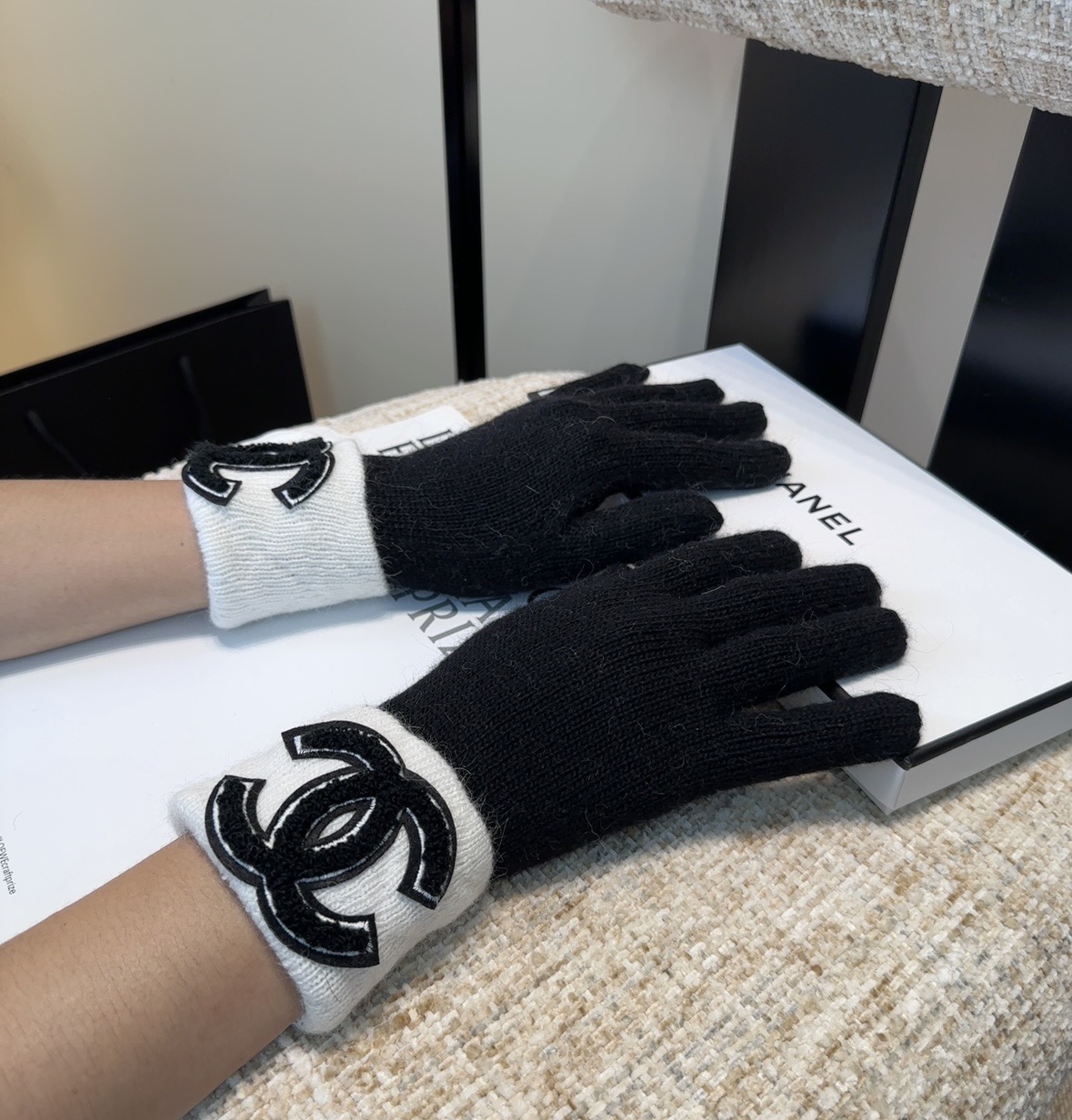NO:640306,Chanel's new wool gloves, fashionable gloves, warm in autumn and winter with fleece lining, super comfortable, soft and versatile!  One size fits all gloves, gloves, chanel, gloves19860909香奈儿新品羊毛手套,时尚手套,秋冬保暖加绒内里,上手超舒适柔软、百搭！均码手套,手套,chanel,gloves,accessory
