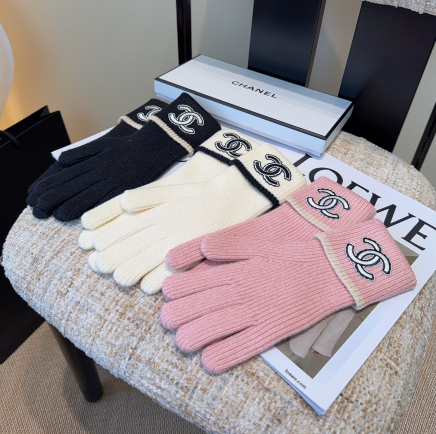 NO:640309,Chanel wool gloves, fashionable gloves, warm in autumn and winter with fleece lining, classic, simple and easy to use, super comfortable and soft, versatile one-size-fits-all gloves, gloves, chanel, gloves19860909香奈儿羊毛手套,时尚手套,秋冬保暖加绒内里,经典简洁上手超舒适柔软、百搭均码手套,手套,chanel,gloves,accessory