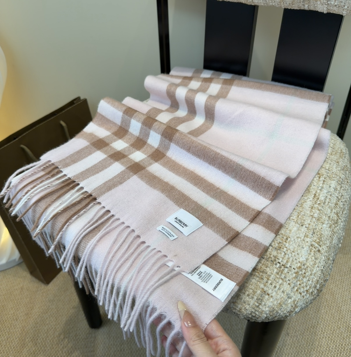 Burberry双面羊绒围巾！走量款，性超高！非常有格调的设计！180*30cm，羊绒混羊毛！是高雅艺术