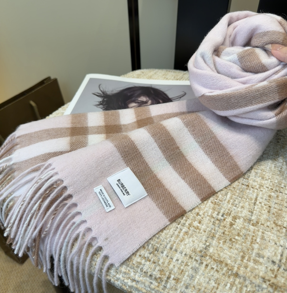 Burberry双面羊绒围巾！走量款，性超高！非常有格调的设计！180*30cm，羊绒混羊毛！是高雅艺术