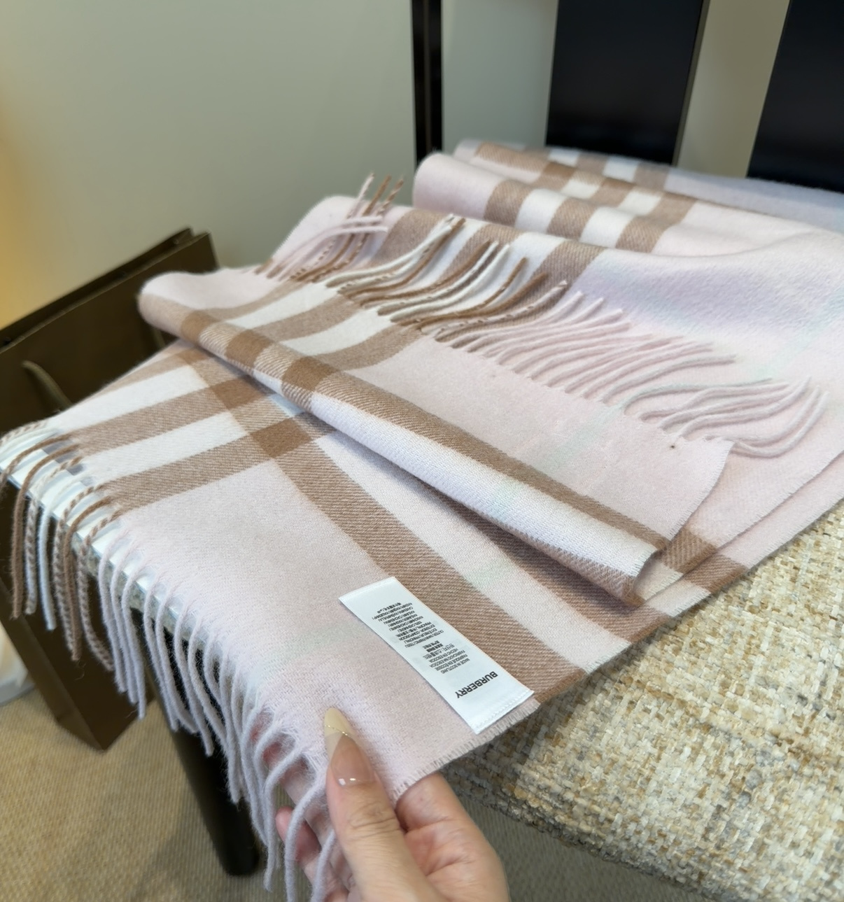 Burberry双面羊绒围巾！走量款，性超高！非常有格调的设计！180*30cm，羊绒混羊毛！是高雅艺术