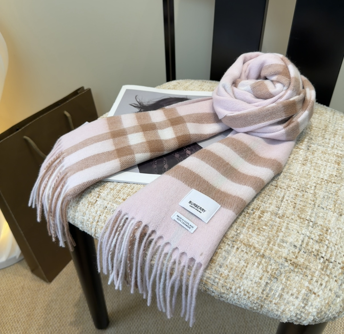 Burberry双面羊绒围巾！走量款，性超高！非常有格调的设计！180*30cm，羊绒混羊毛！是高雅艺术