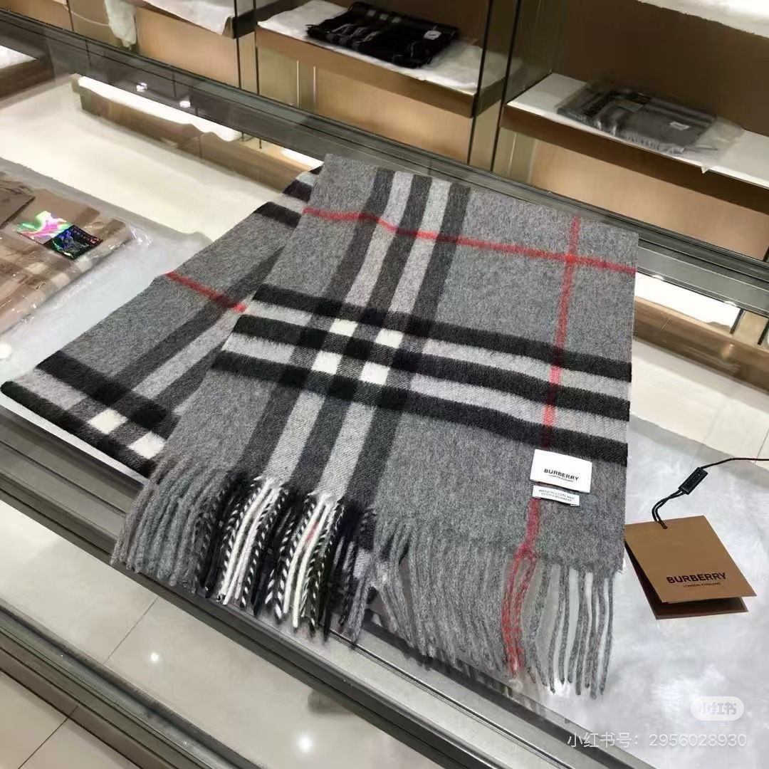 Burberry双面羊绒围巾！走量款，性超高！非常有格调的设计！180*30cm，羊绒混羊毛！是高雅艺术