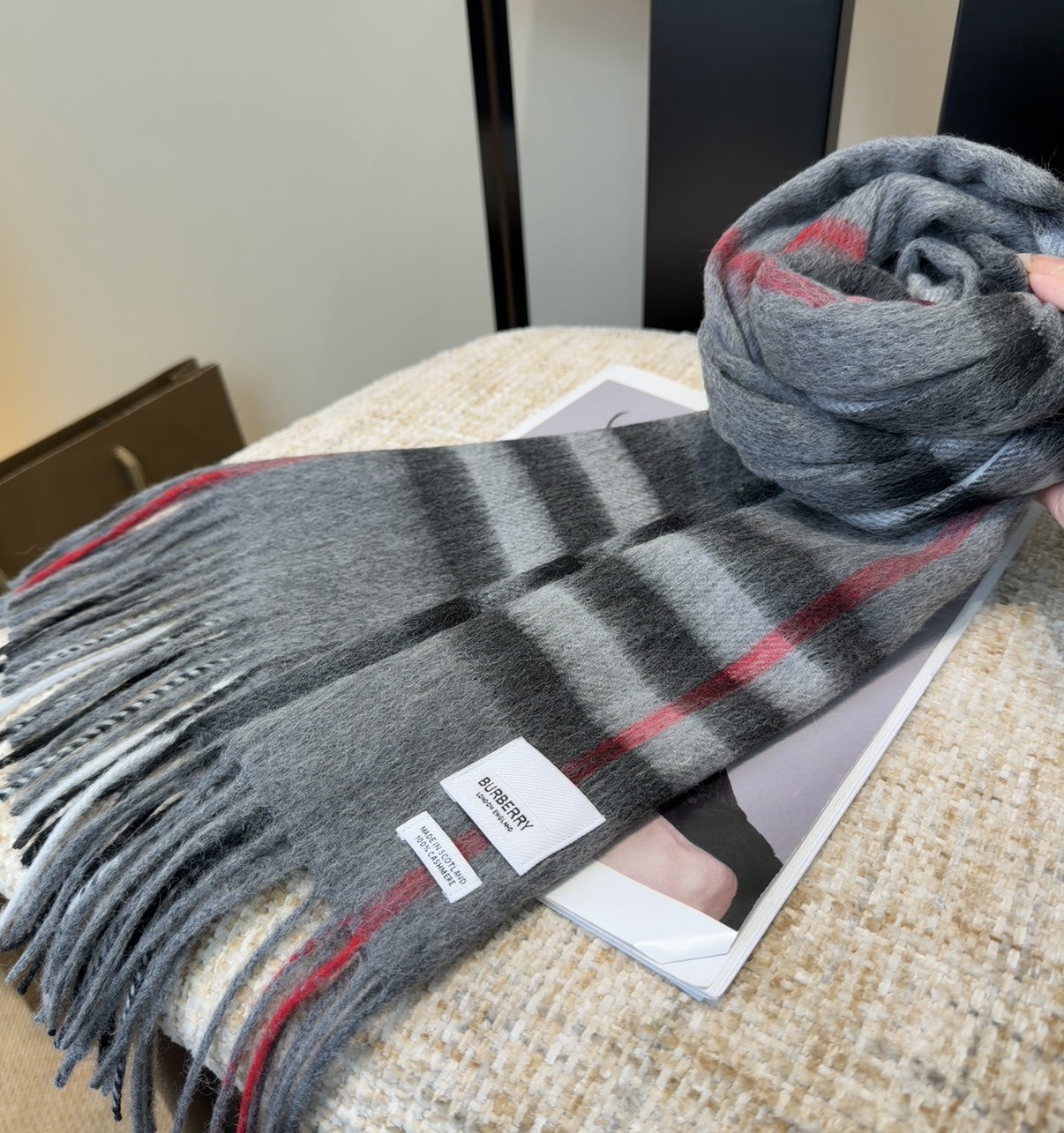 Burberry双面羊绒围巾！走量款，性超高！非常有格调的设计！180*30cm，羊绒混羊毛！是高雅艺术