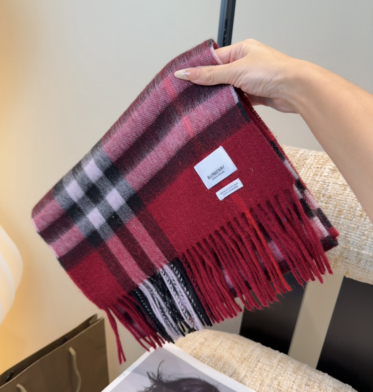 Burberry双面羊绒围巾！走量款，性超高！非常有格调的设计！180*30cm，羊绒混羊毛！是高雅艺术