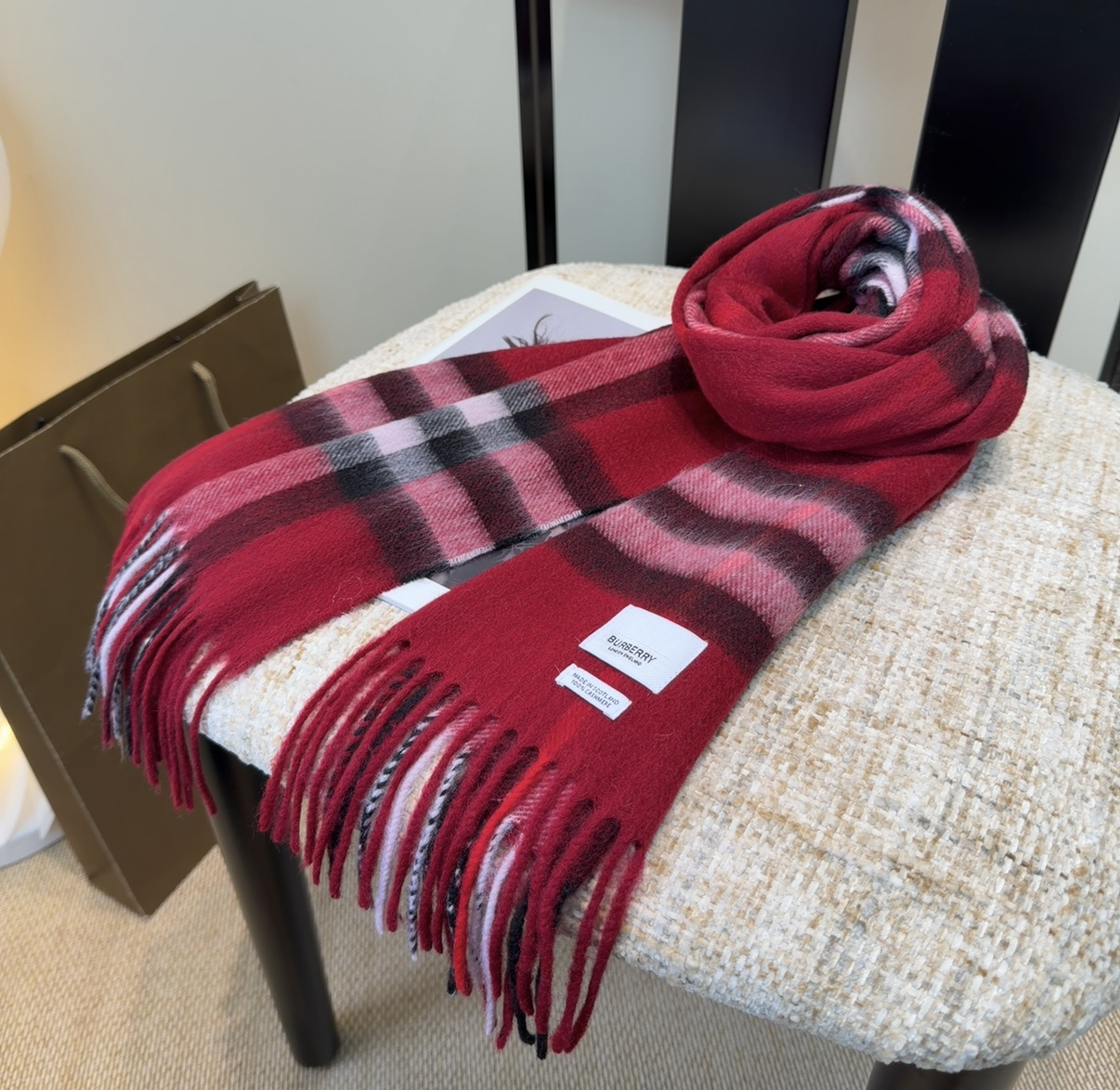 Burberry双面羊绒围巾！走量款，性超高！非常有格调的设计！180*30cm，羊绒混羊毛！是高雅艺术