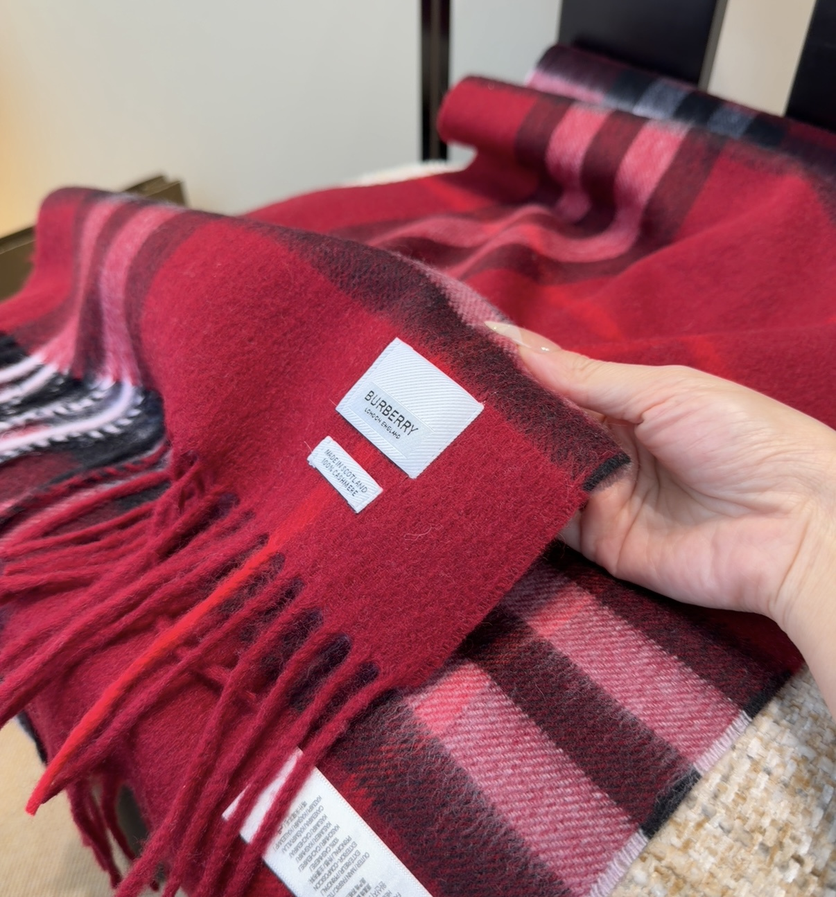 Burberry双面羊绒围巾！走量款，性超高！非常有格调的设计！180*30cm，羊绒混羊毛！是高雅艺术