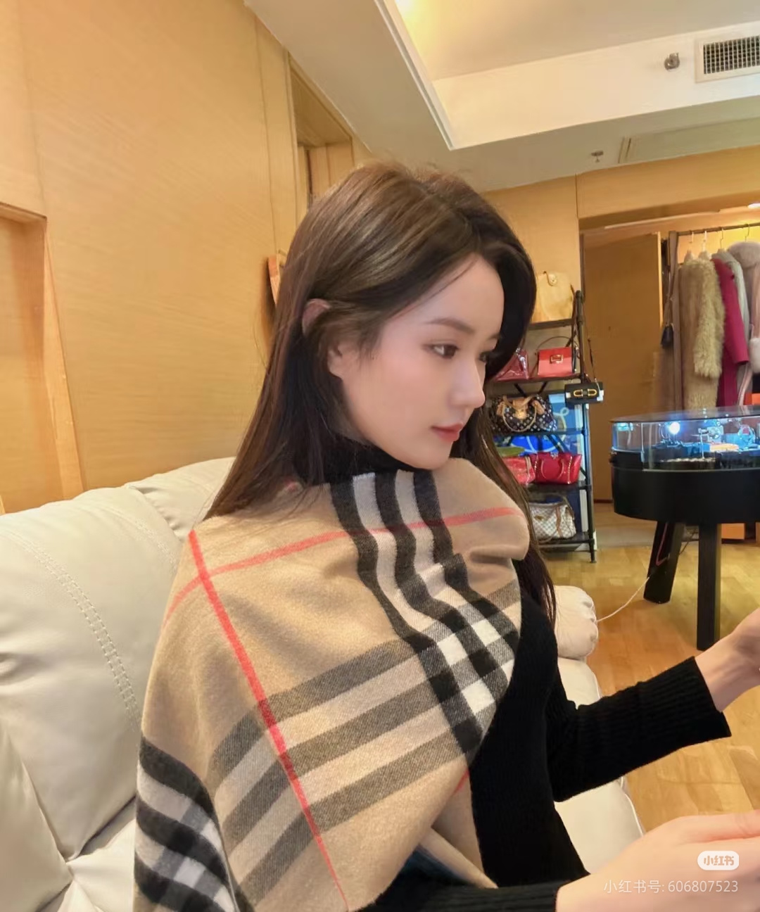 Burberry双面羊绒围巾！走量款，性超高！非常有格调的设计！180*30cm，羊绒混羊毛！是高雅艺术