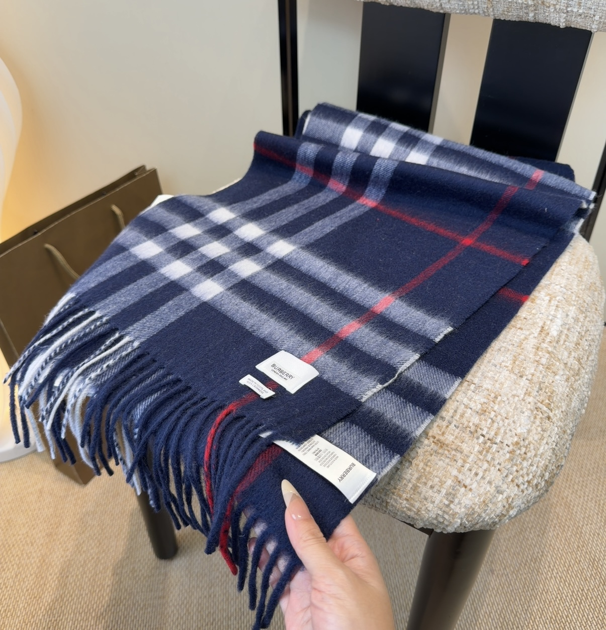 Burberry双面羊绒围巾！走量款，性超高！非常有格调的设计！180*30cm，羊绒混羊毛！是高雅艺术