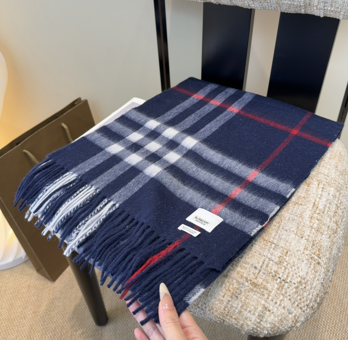 Burberry双面羊绒围巾！走量款，性超高！非常有格调的设计！180*30cm，羊绒混羊毛！是高雅艺术