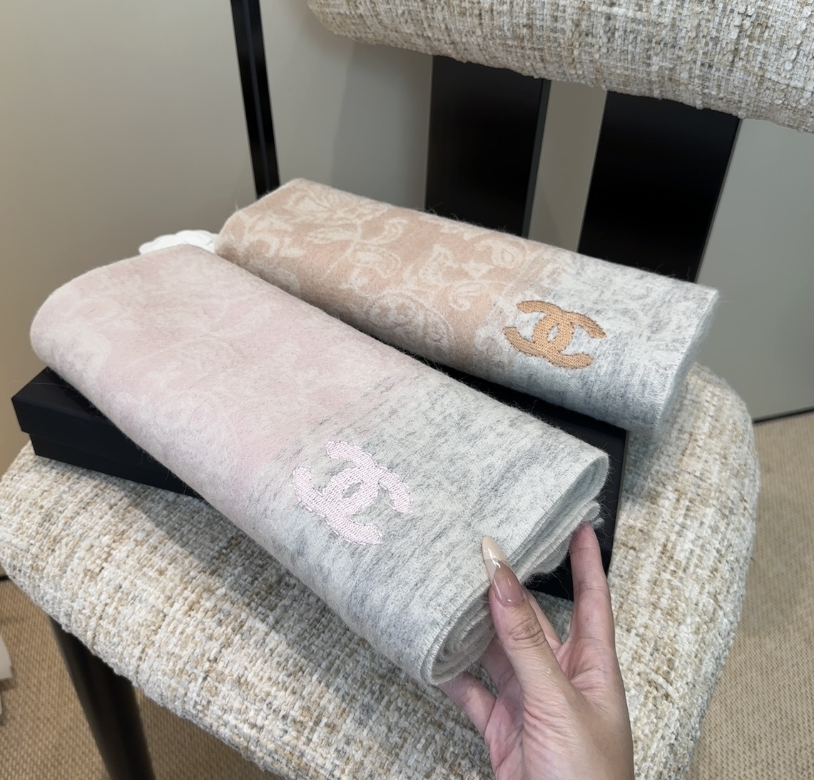 【▪Chanel · 香奈儿难得一见的温柔配色，超级迷恋❗️气质低调恬静又不失优雅❗️】重点推荐❗️高级