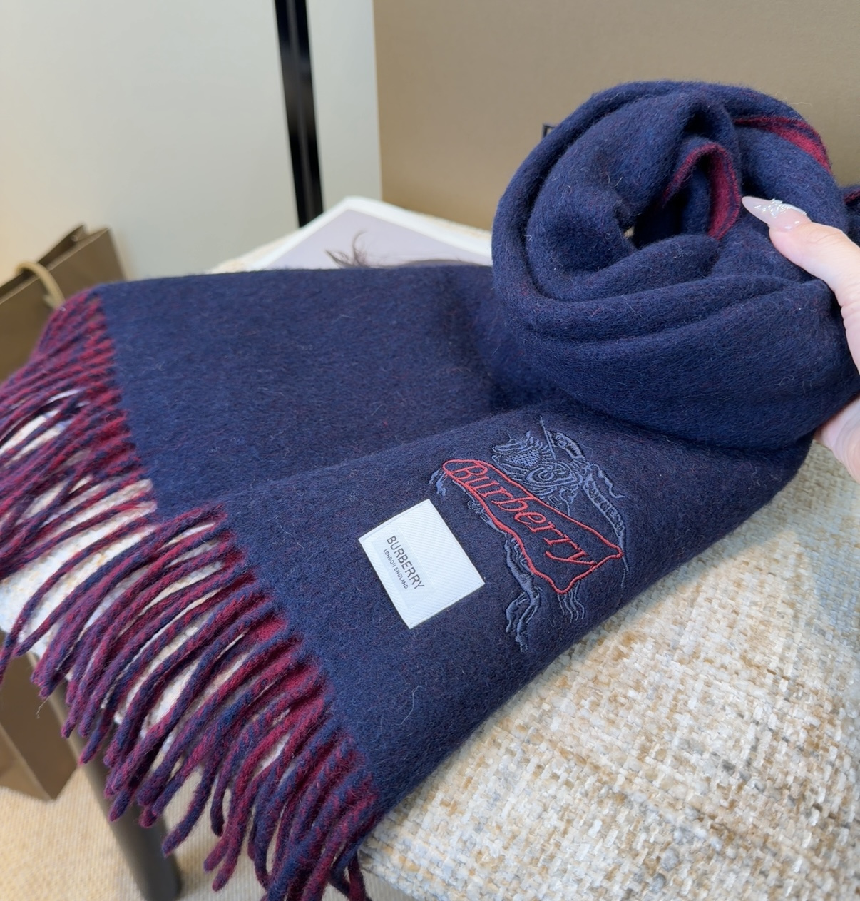 Burberry · 巴宝莉围巾❗️好看的要疯掉了，太有型太有魅力了❗️❗️非常斯文时尚的秋冬单品！真的