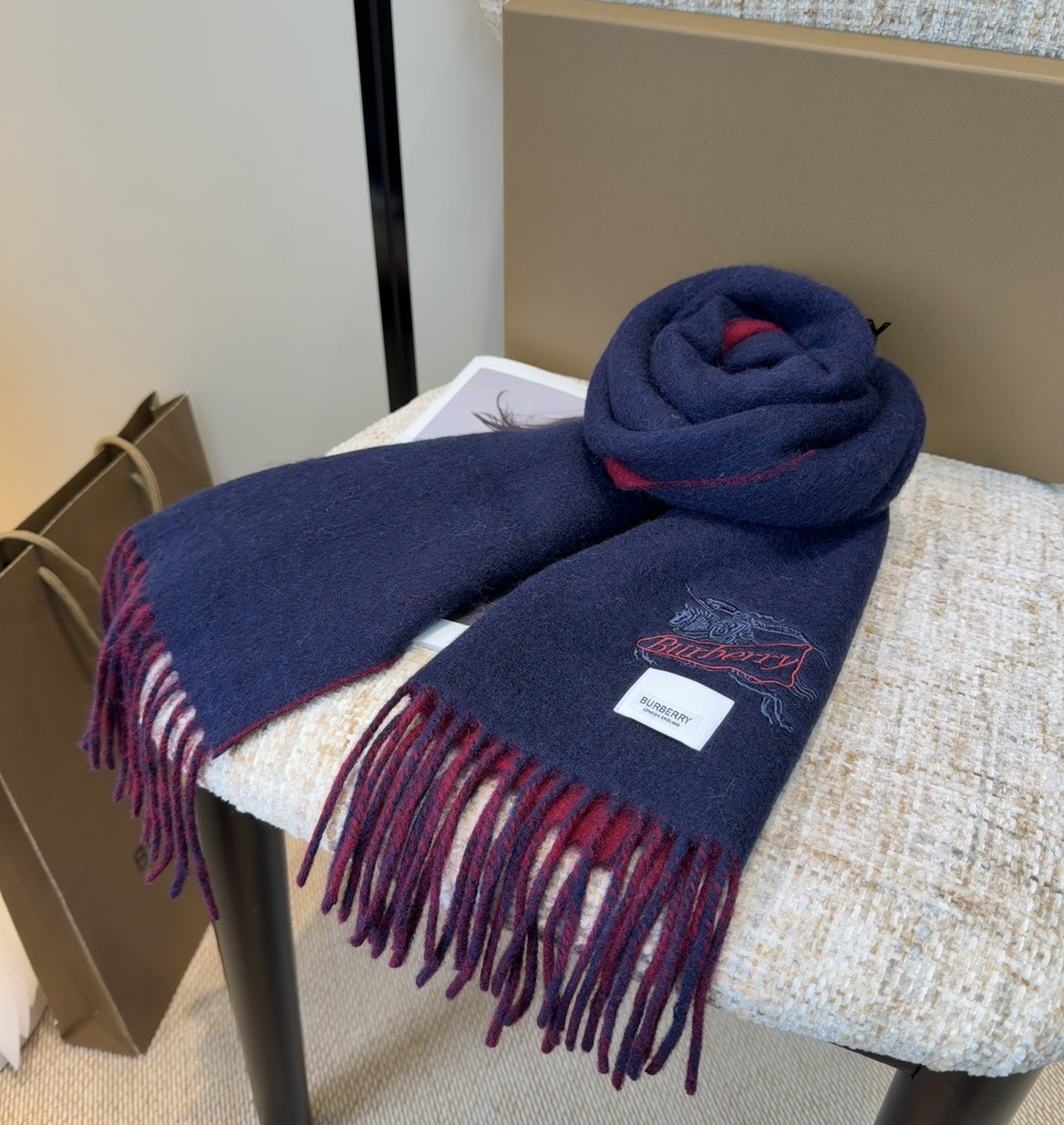 Burberry · 巴宝莉围巾❗️好看的要疯掉了，太有型太有魅力了❗️❗️非常斯文时尚的秋冬单品！真的