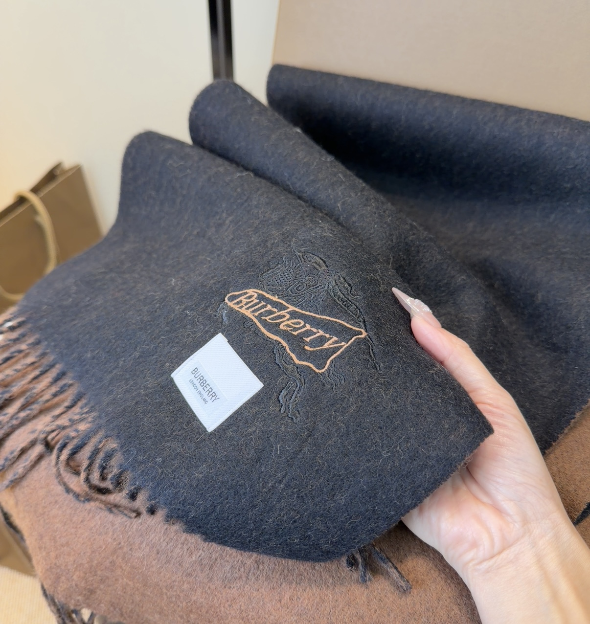 Burberry · 巴宝莉围巾❗️好看的要疯掉了，太有型太有魅力了❗️❗️非常斯文时尚的秋冬单品！真的