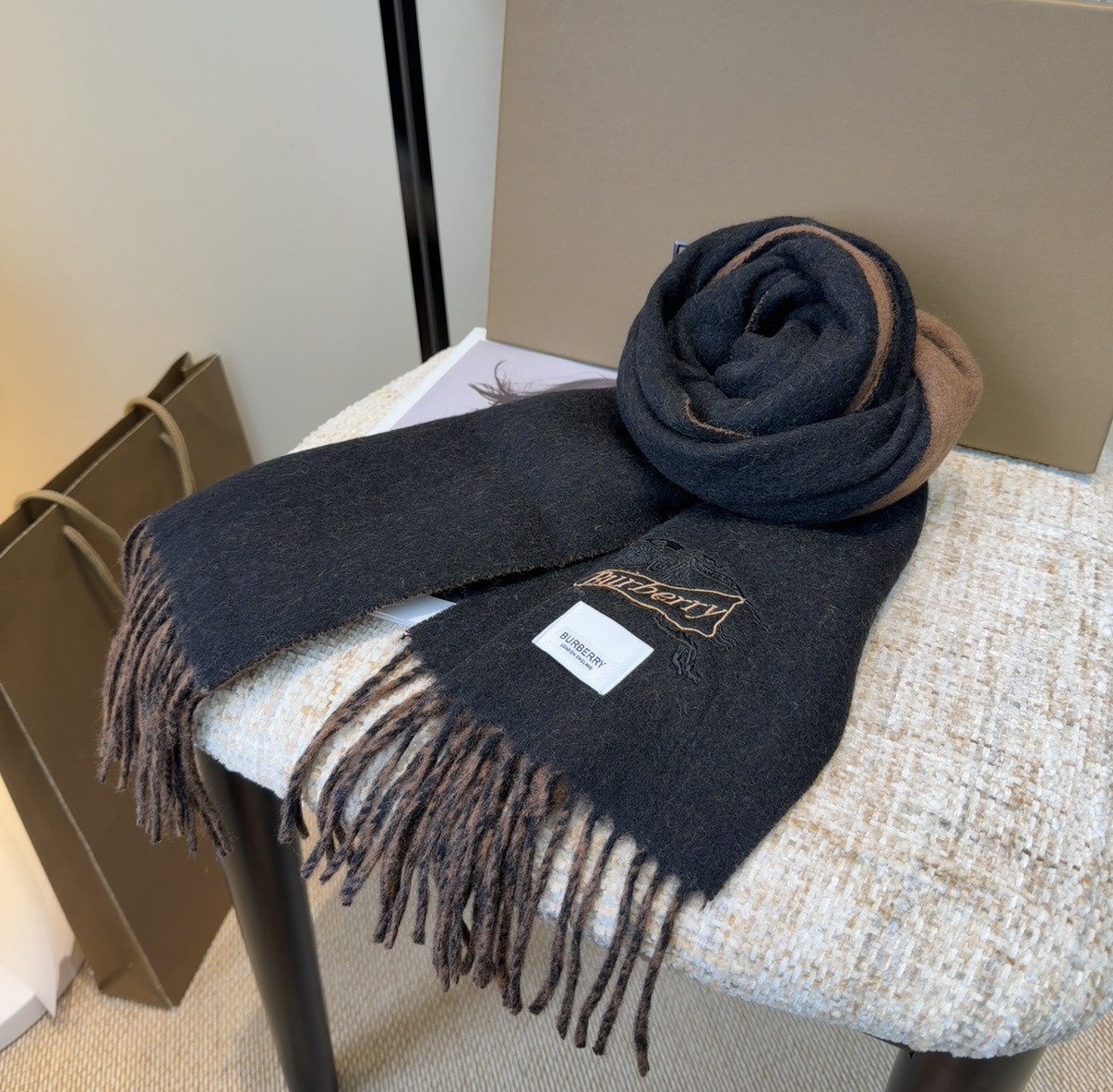 Burberry · 巴宝莉围巾❗️好看的要疯掉了，太有型太有魅力了❗️❗️非常斯文时尚的秋冬单品！真的