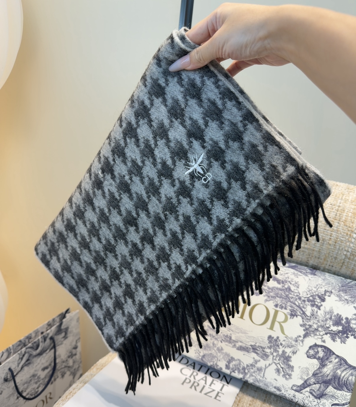 迪奥（Dior）明星同款dd围巾。经典款永远不会过时，而且超百搭。超级好看！！果断自留！精致散须 率真不