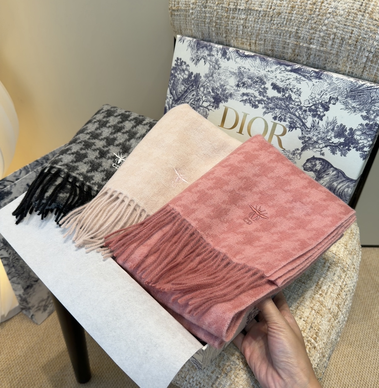 迪奥（Dior）明星同款dd围巾。经典款永远不会过时，而且超百搭。超级好看！！果断自留！精致散须 率真不