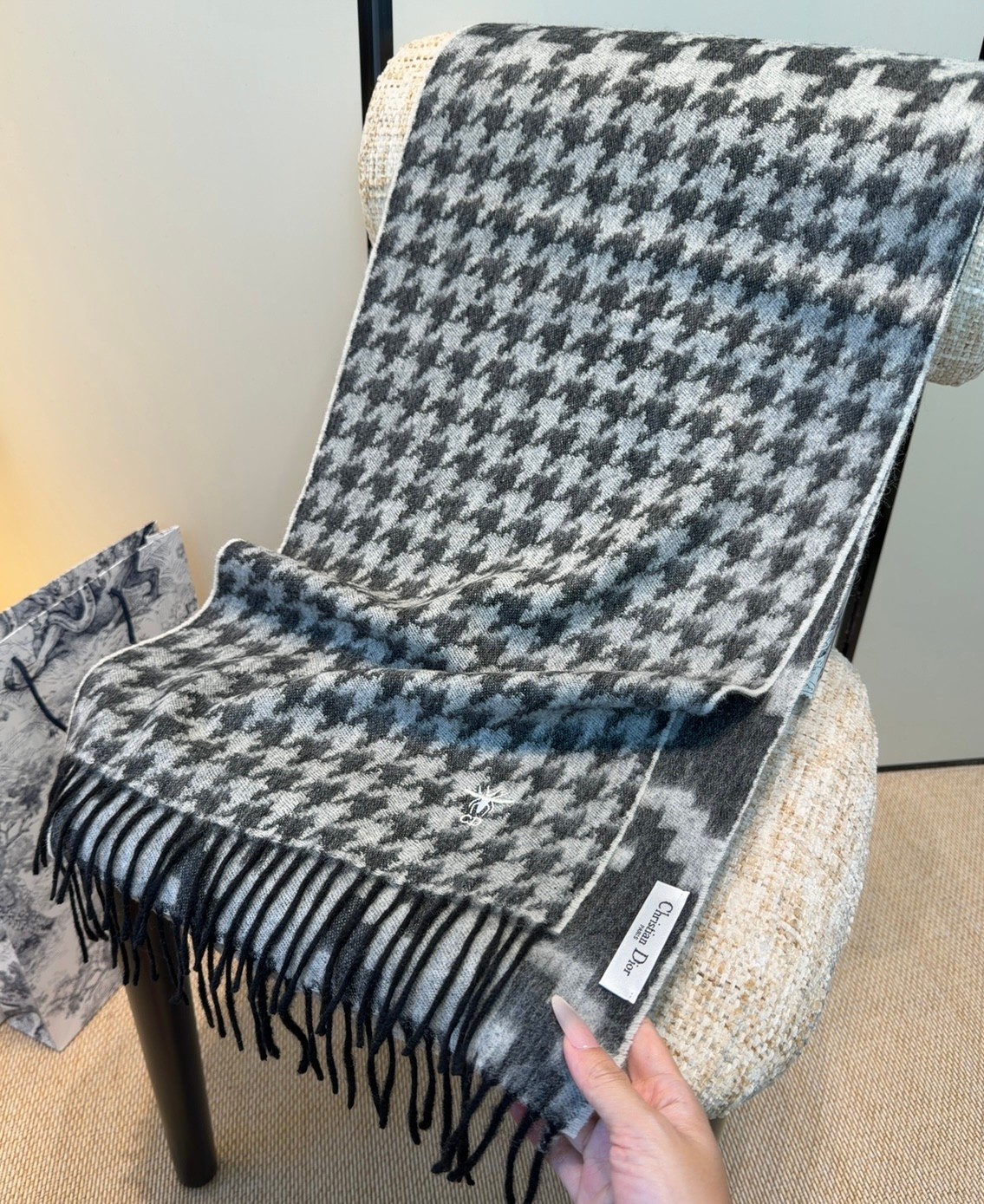 迪奥（Dior）明星同款dd围巾。经典款永远不会过时，而且超百搭。超级好看！！果断自留！精致散须 率真不