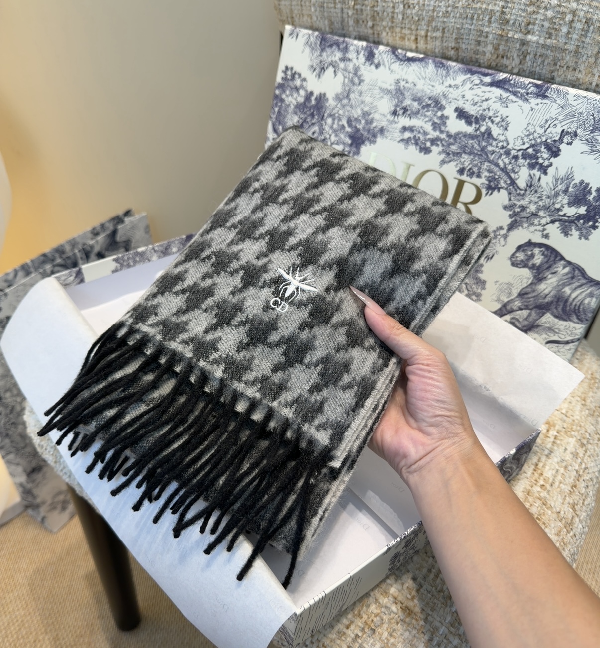 迪奥（Dior）明星同款dd围巾。经典款永远不会过时，而且超百搭。超级好看！！果断自留！精致散须 率真不