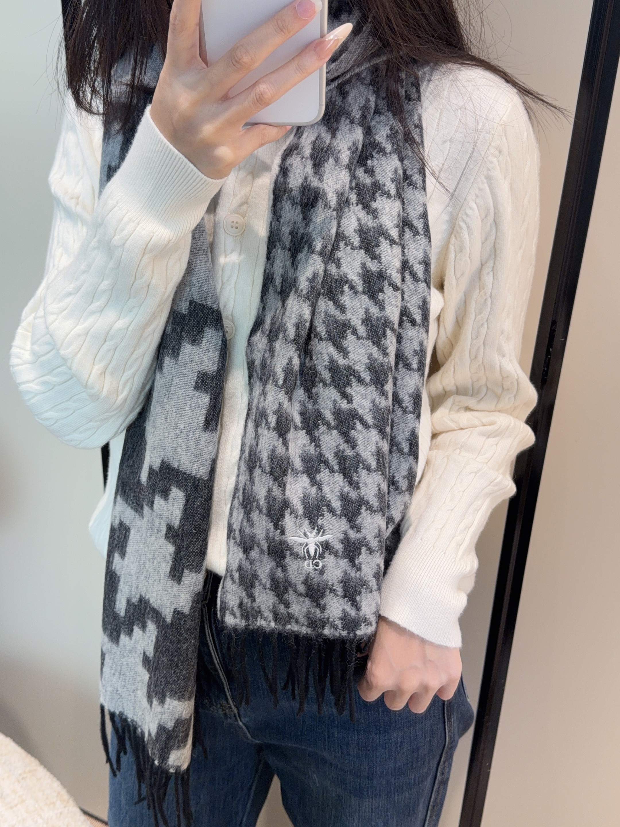 迪奥（Dior）明星同款dd围巾。经典款永远不会过时，而且超百搭。超级好看！！果断自留！精致散须 率真不