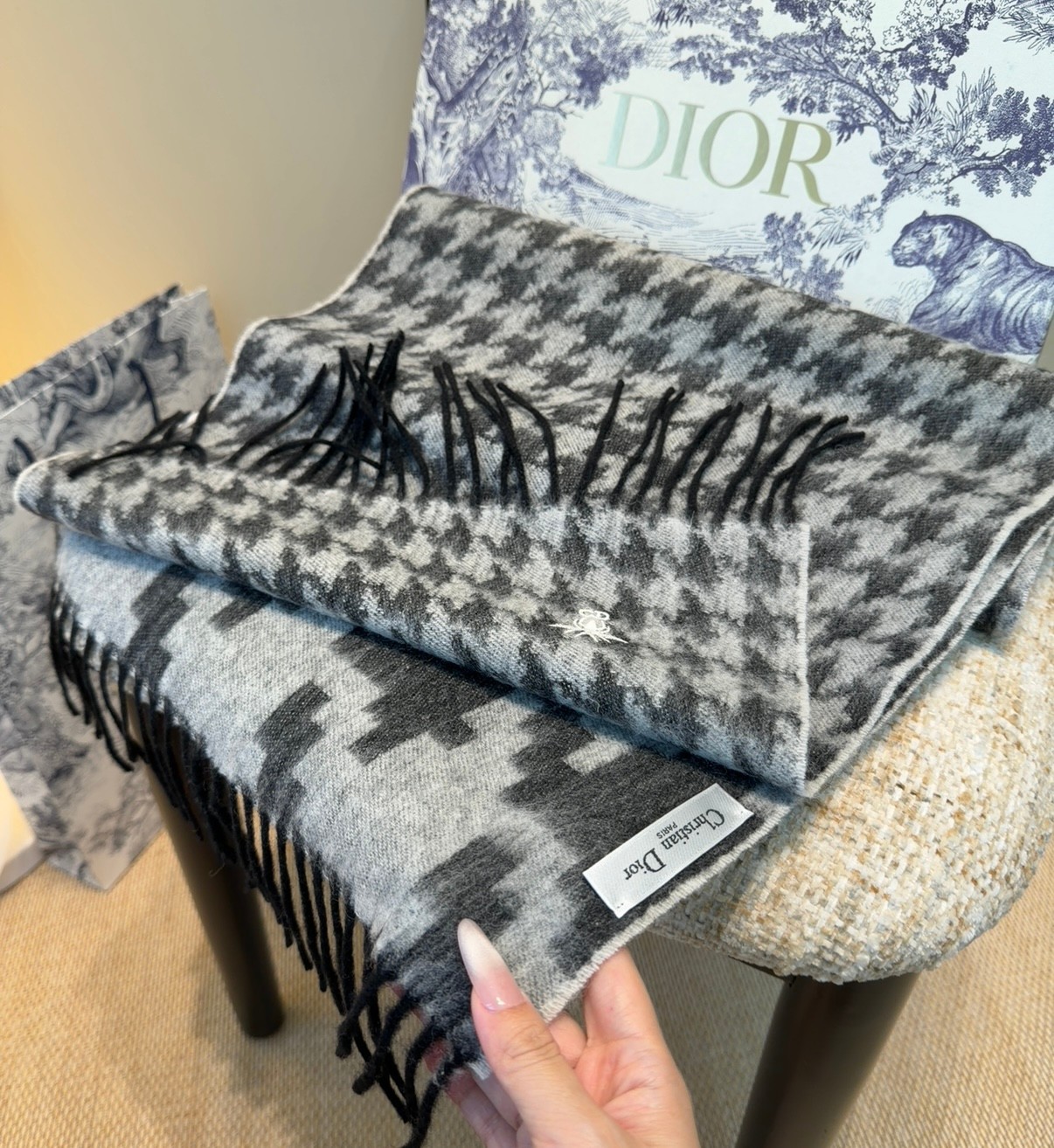 迪奥（Dior）明星同款dd围巾。经典款永远不会过时，而且超百搭。超级好看！！果断自留！精致散须 率真不