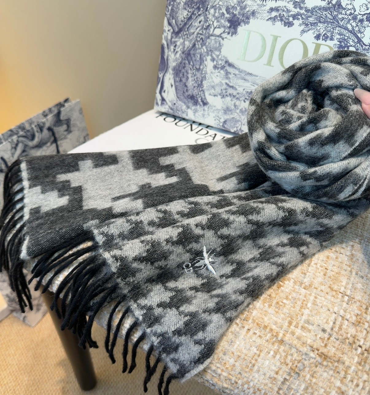 迪奥（Dior）明星同款dd围巾。经典款永远不会过时，而且超百搭。超级好看！！果断自留！精致散须 率真不