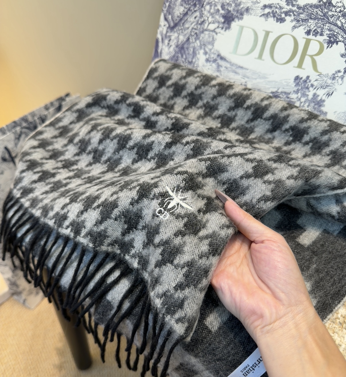 迪奥（Dior）明星同款dd围巾。经典款永远不会过时，而且超百搭。超级好看！！果断自留！精致散须 率真不