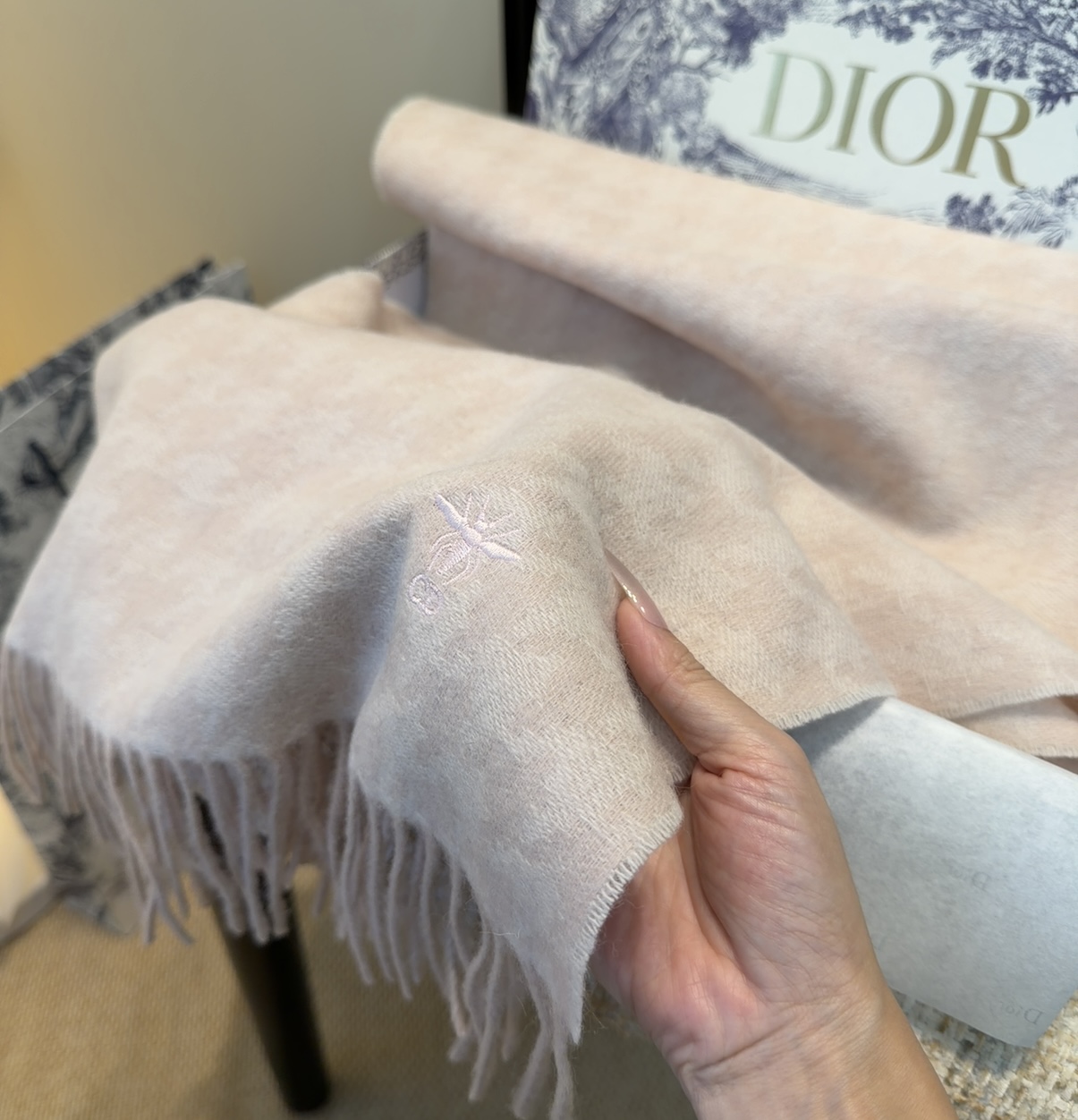 迪奥（Dior）明星同款dd围巾。经典款永远不会过时，而且超百搭。超级好看！！果断自留！精致散须 率真不