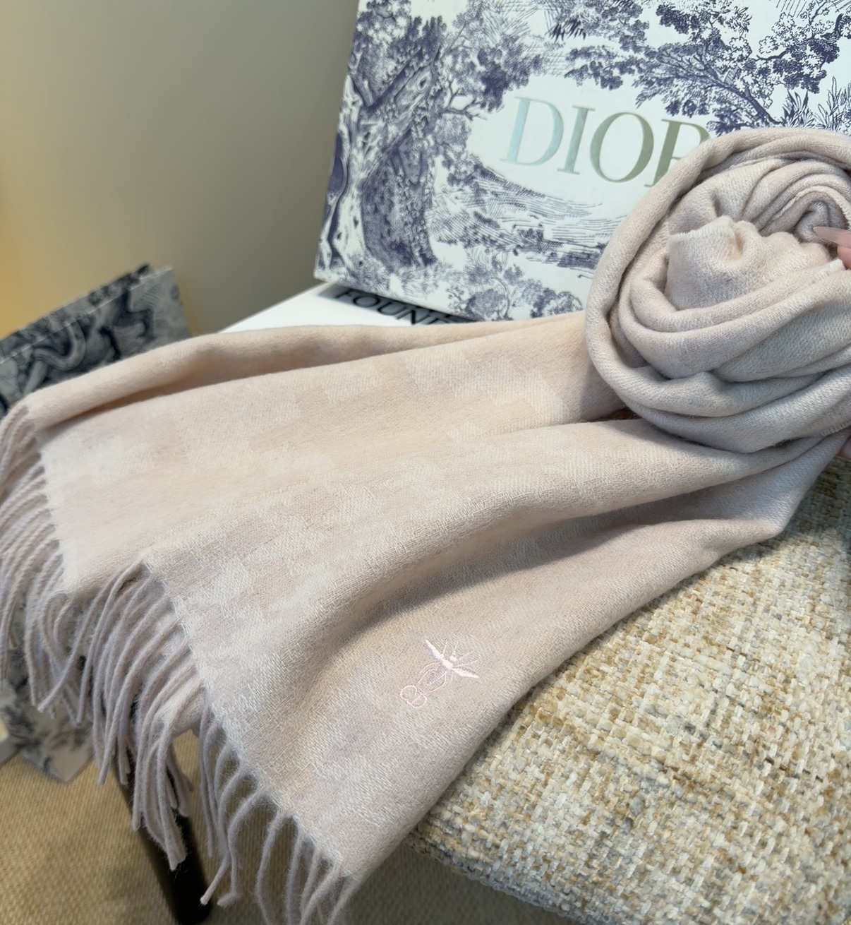 迪奥（Dior）明星同款dd围巾。经典款永远不会过时，而且超百搭。超级好看！！果断自留！精致散须 率真不