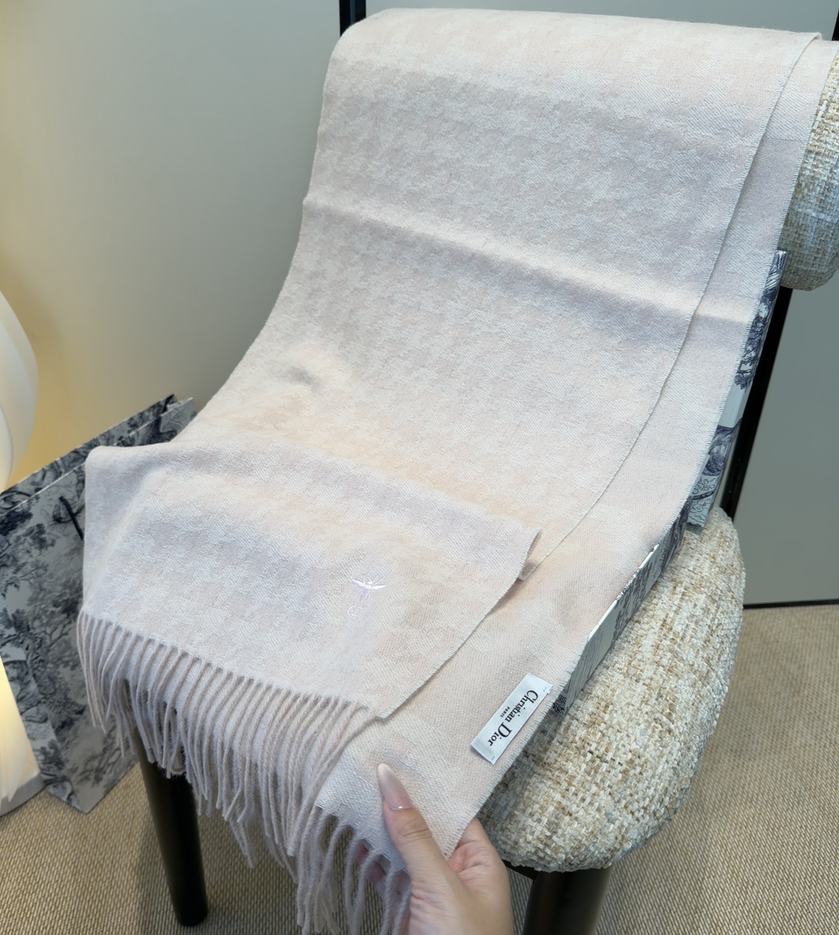 迪奥（Dior）明星同款dd围巾。经典款永远不会过时，而且超百搭。超级好看！！果断自留！精致散须 率真不