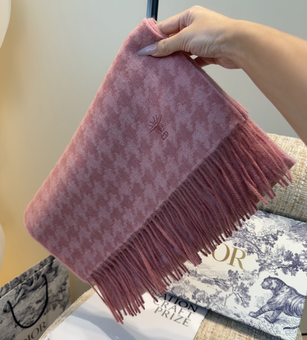 迪奥（Dior）明星同款dd围巾。经典款永远不会过时，而且超百搭。超级好看！！果断自留！精致散须 率真不