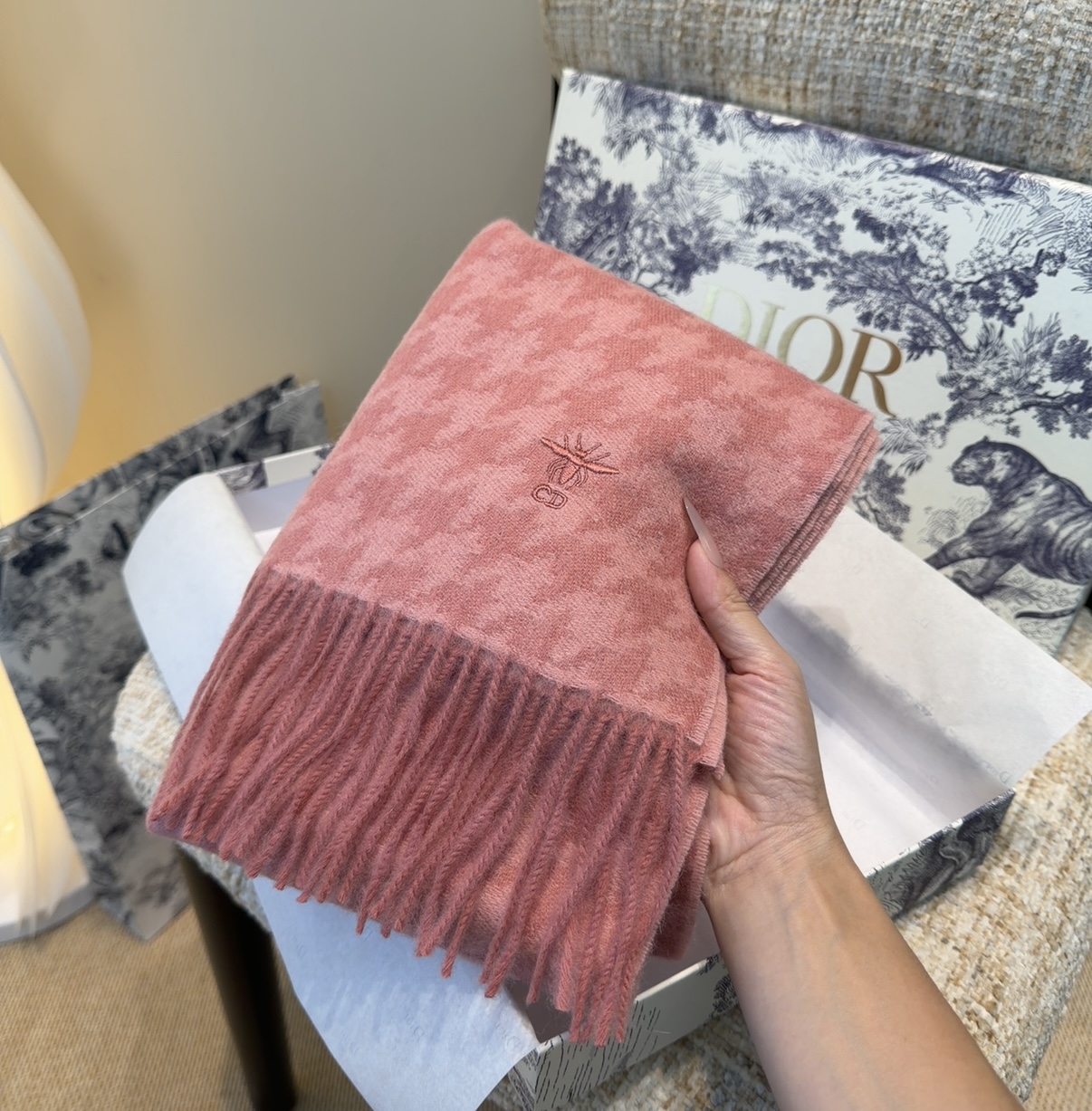 迪奥（Dior）明星同款dd围巾。经典款永远不会过时，而且超百搭。超级好看！！果断自留！精致散须 率真不