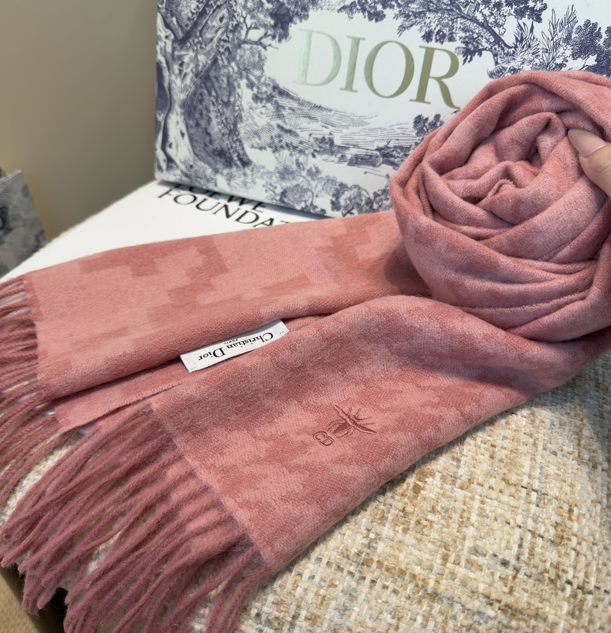 迪奥（Dior）明星同款dd围巾。经典款永远不会过时，而且超百搭。超级好看！！果断自留！精致散须 率真不