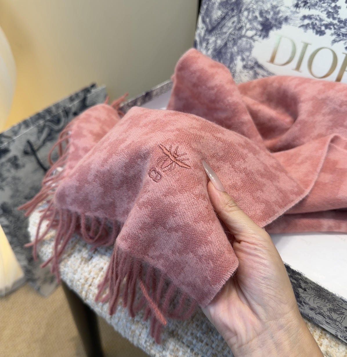 迪奥（Dior）明星同款dd围巾。经典款永远不会过时，而且超百搭。超级好看！！果断自留！精致散须 率真不